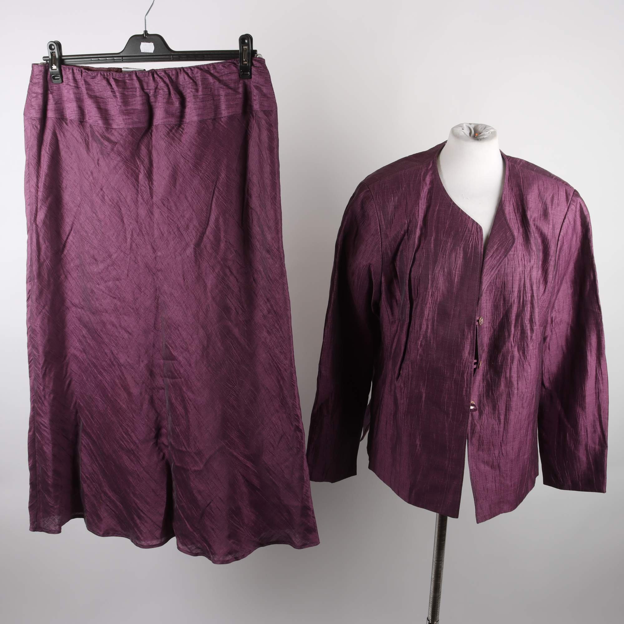 Kjol, linne, byxor och jacka, Almia, vinröd, 85% lin, stl. 46.