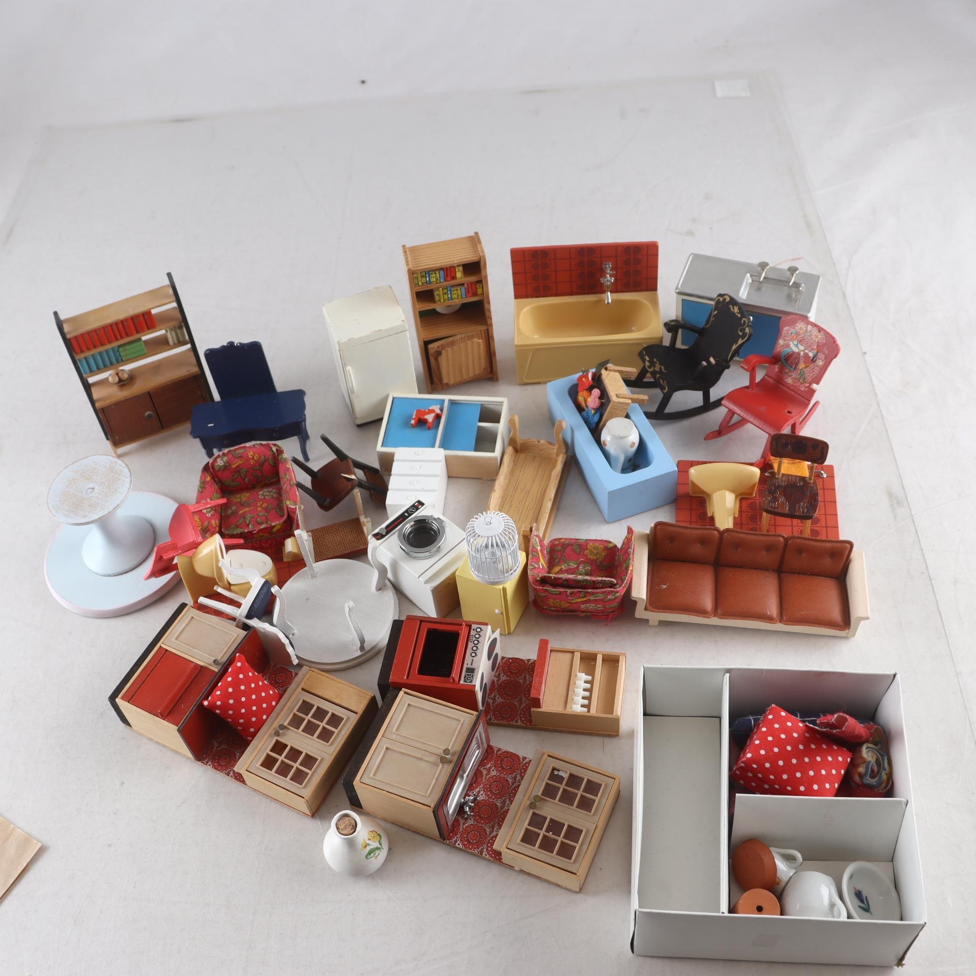 Dockskåpsmöbler, Lundby mfl, blandat parti. Endast avhämtning.