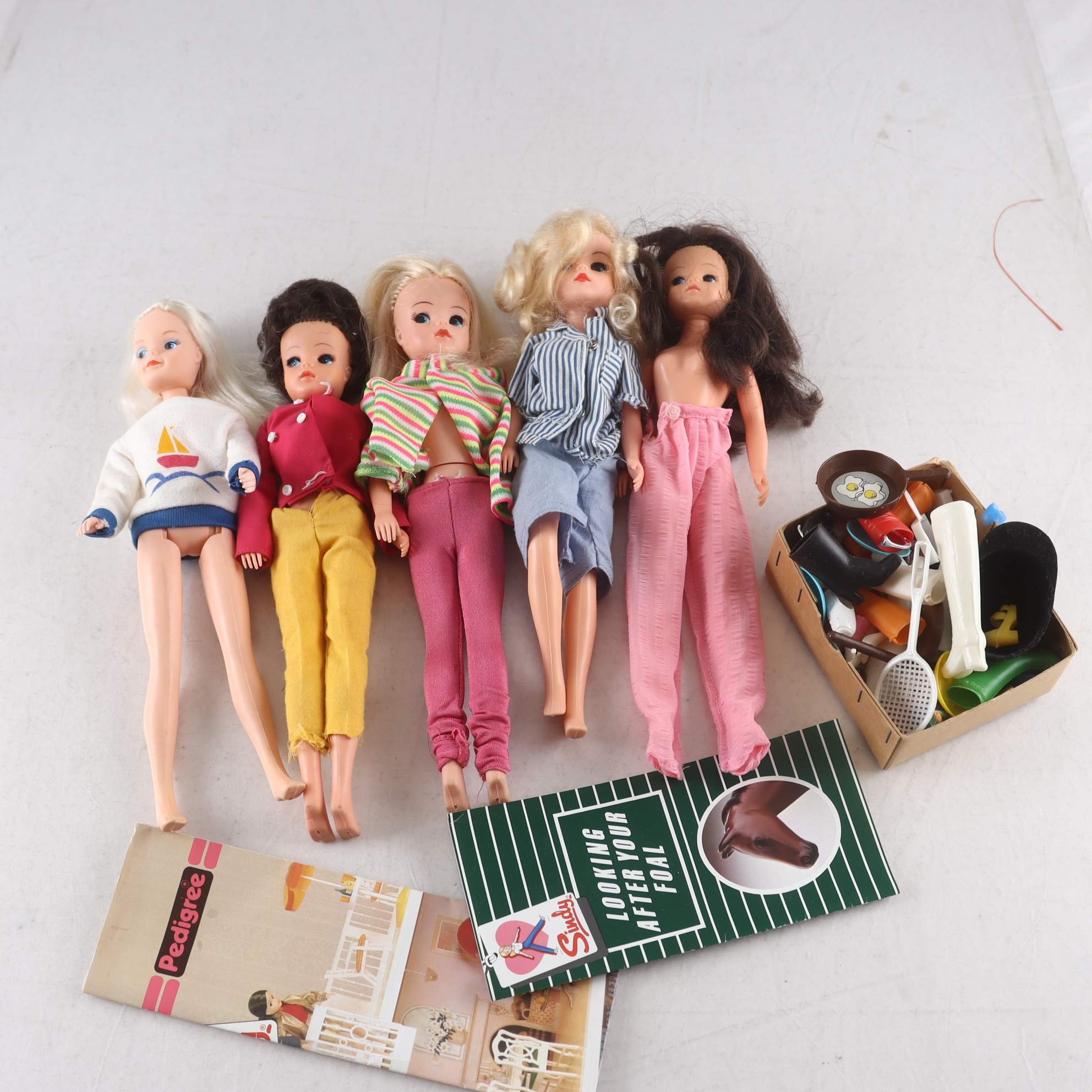 Dockor, Sindy, blandat med tillbehör.