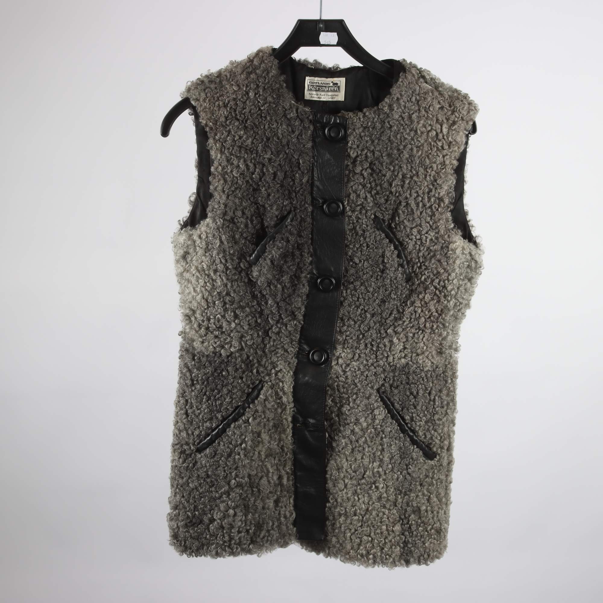 Väst, Gotlands Körsnären, fårskinn, grå, stl. ca. XS.