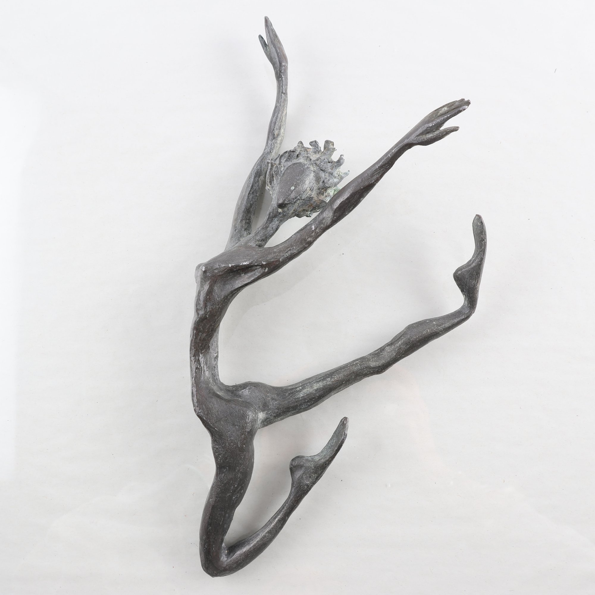 Skulptur, tenn, hängande dansös, sign ET. Samfraktas ej.