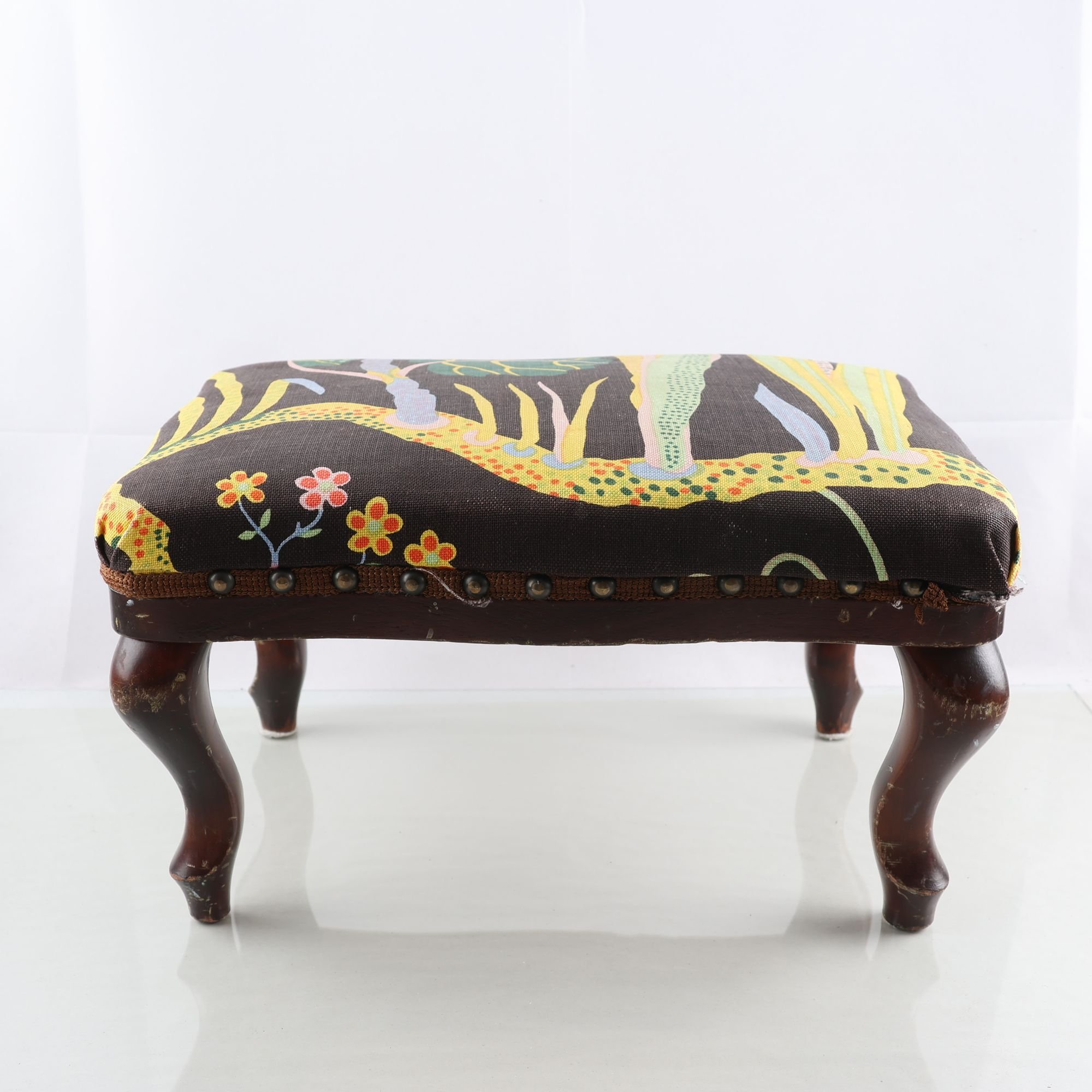 Fotpall, med textil av Josef Frank, Firma Svenskt Tenn. Samfraktas ej.