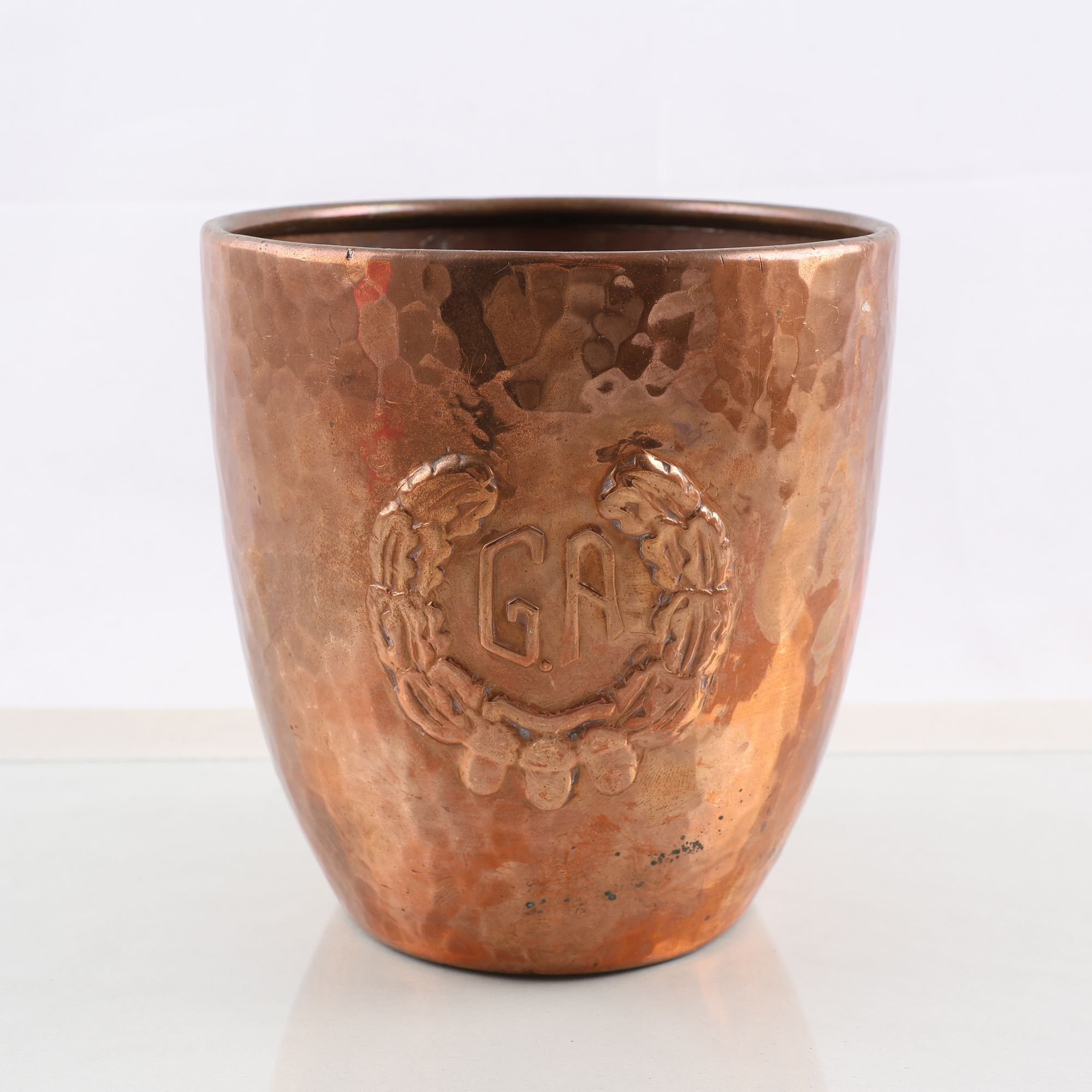 Ytterfoder, hamrad koppar, monogram dekor: G.A, tidigt 1900-tal