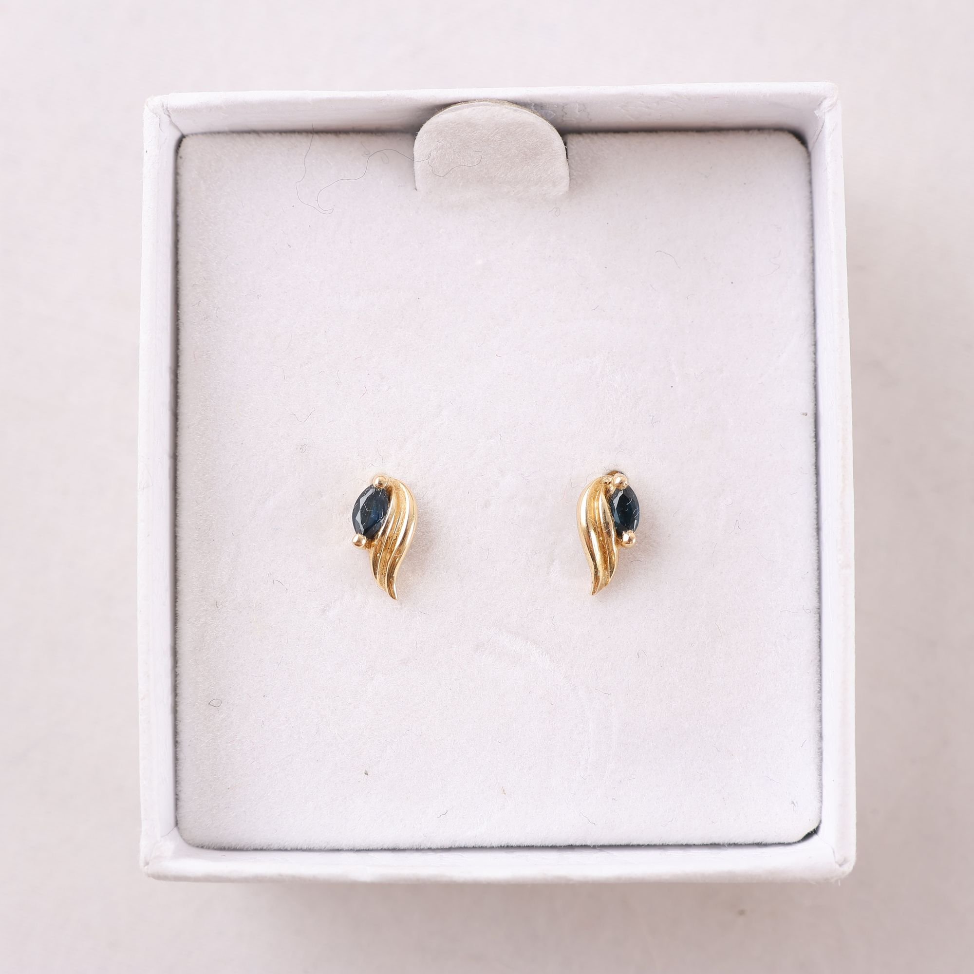 Örhängen, Guld 18k, Med mörkblåa stenar, brv: 0.7g