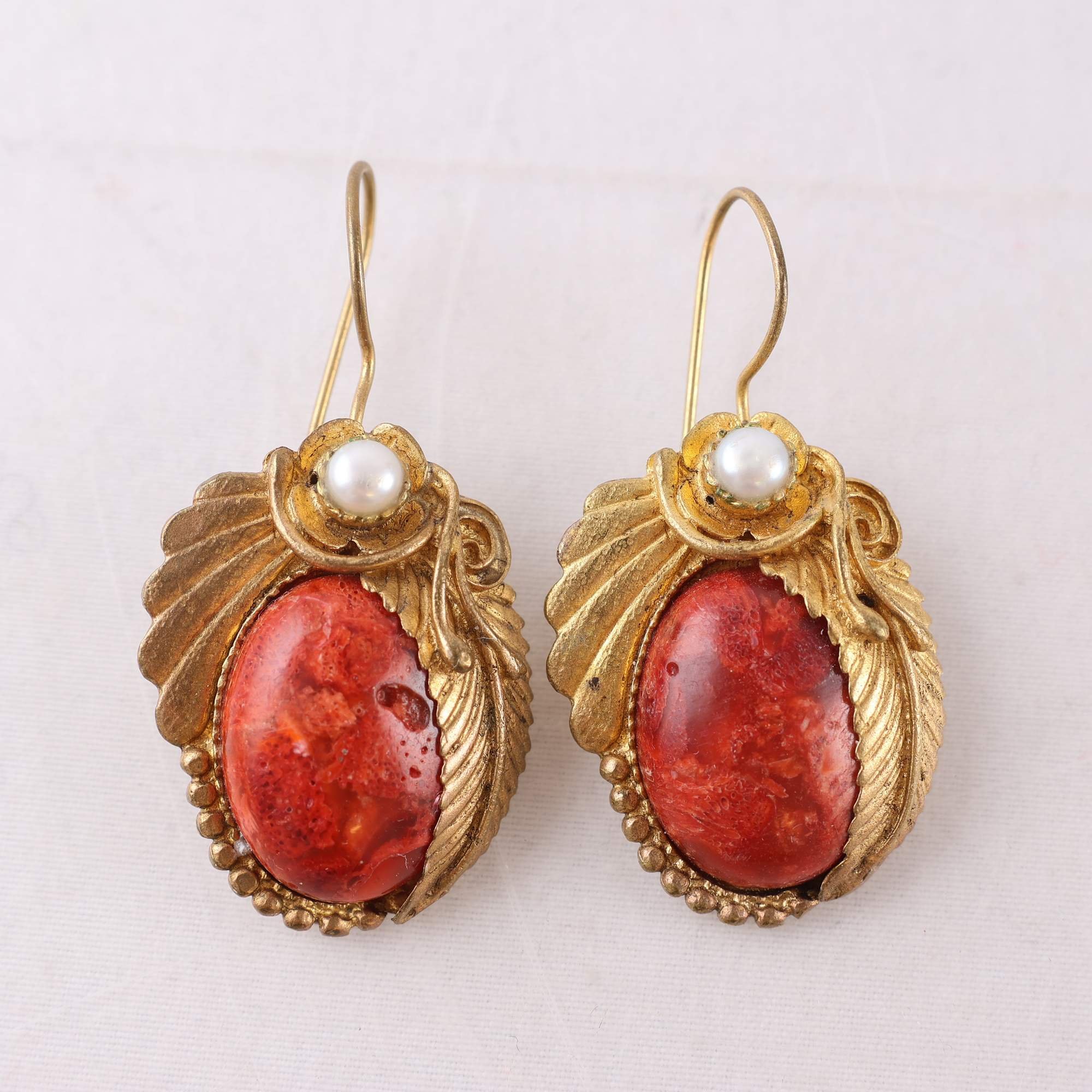 Örhängen, silver 925, guldpläterade, korall, odlad pärla, brv: 15.5g