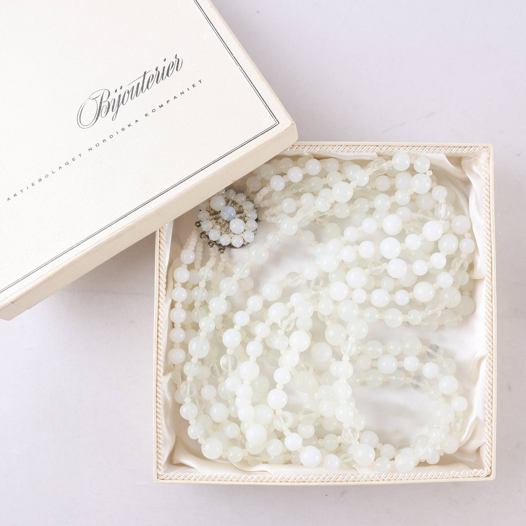 Halsband, collier, bijouteri, mjölkfärgade glaspärlor, NK Nordiska Kompaniet
