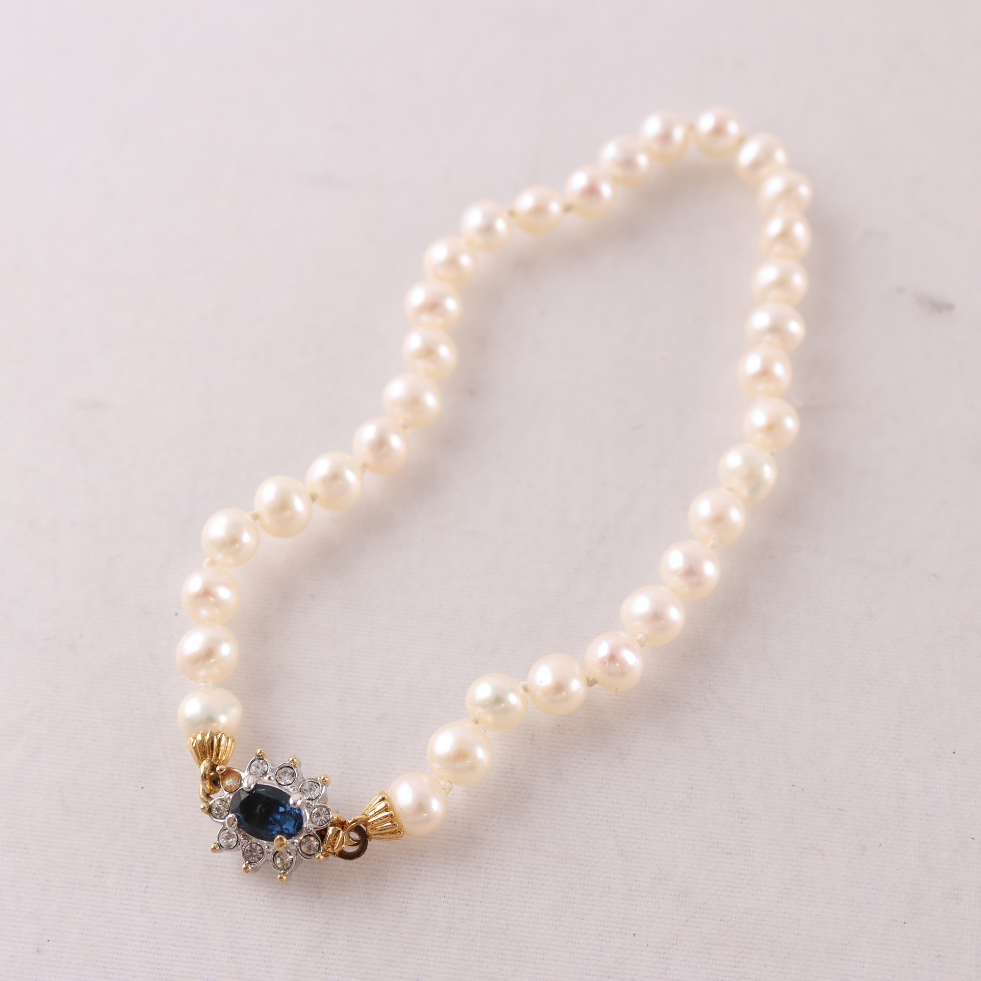 Armband, odlade pärlor, lås med fägade stenar