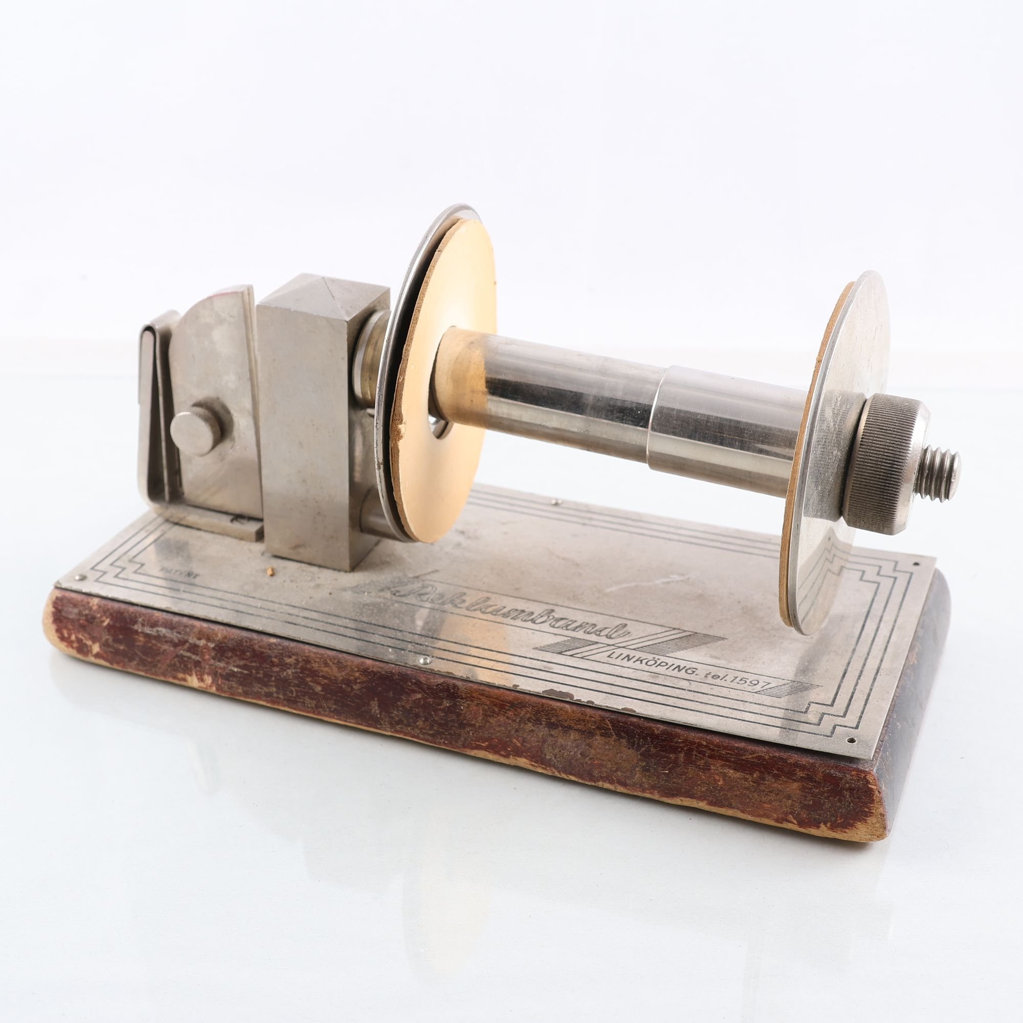 Snörhållare med avskärare, Linköping, ca 1950-tal. Samfraktas ej.