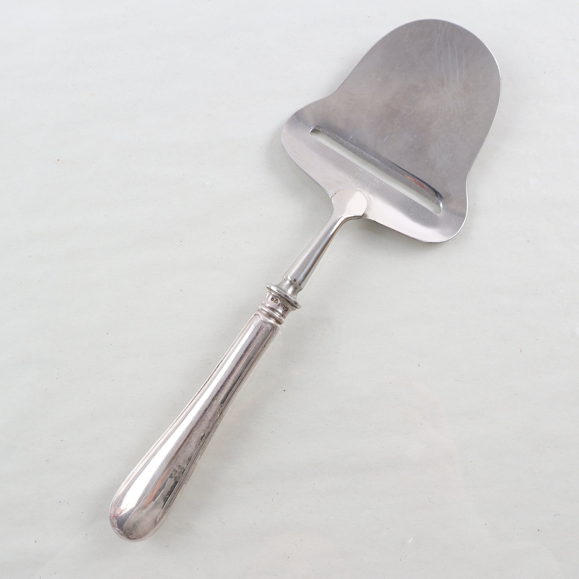 Osthyvel, silverhandtag, blad i rostfritt stål, GAB, Stockholm, 1952