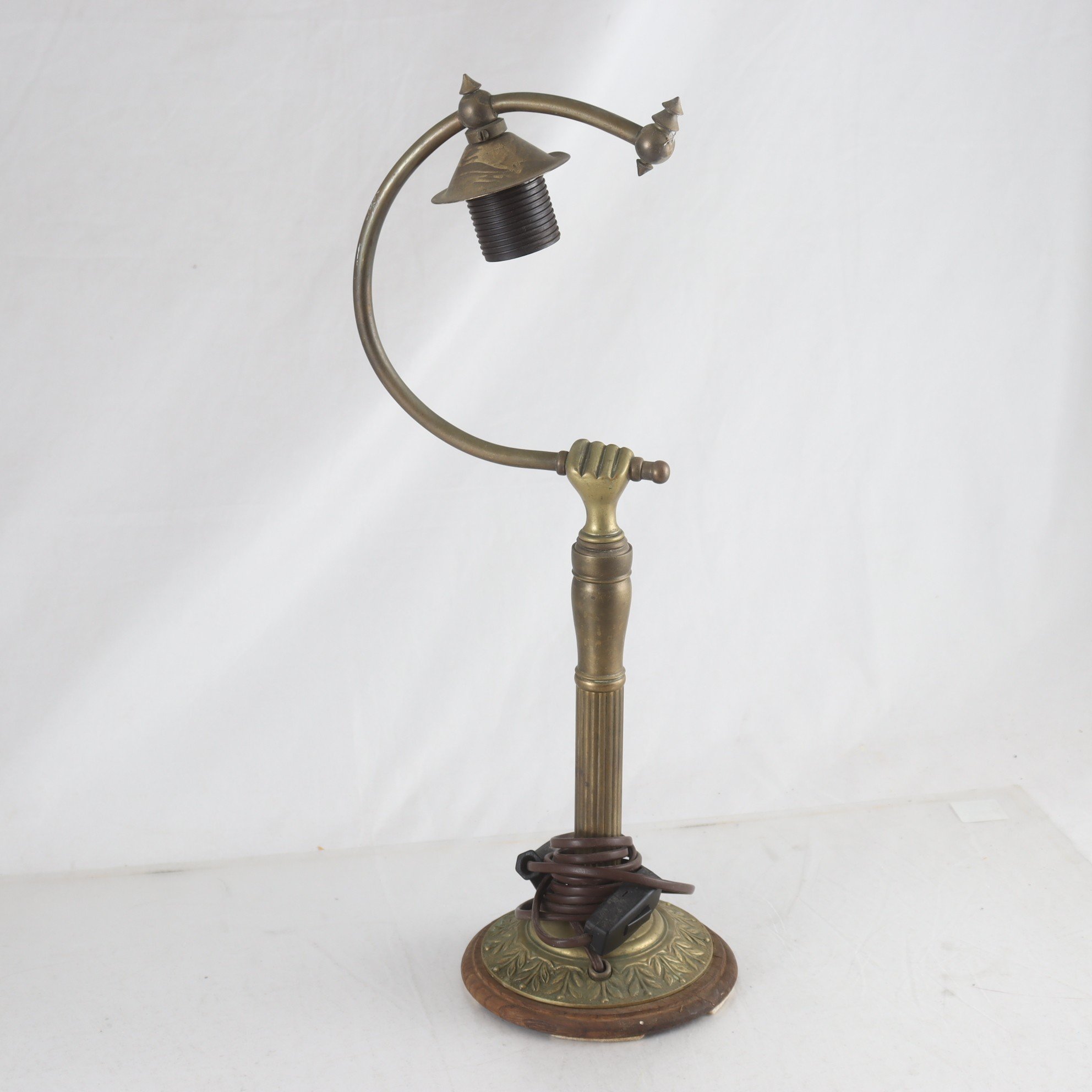 Bordslampa, mässing & trä, art deco. Samfraktas ej.