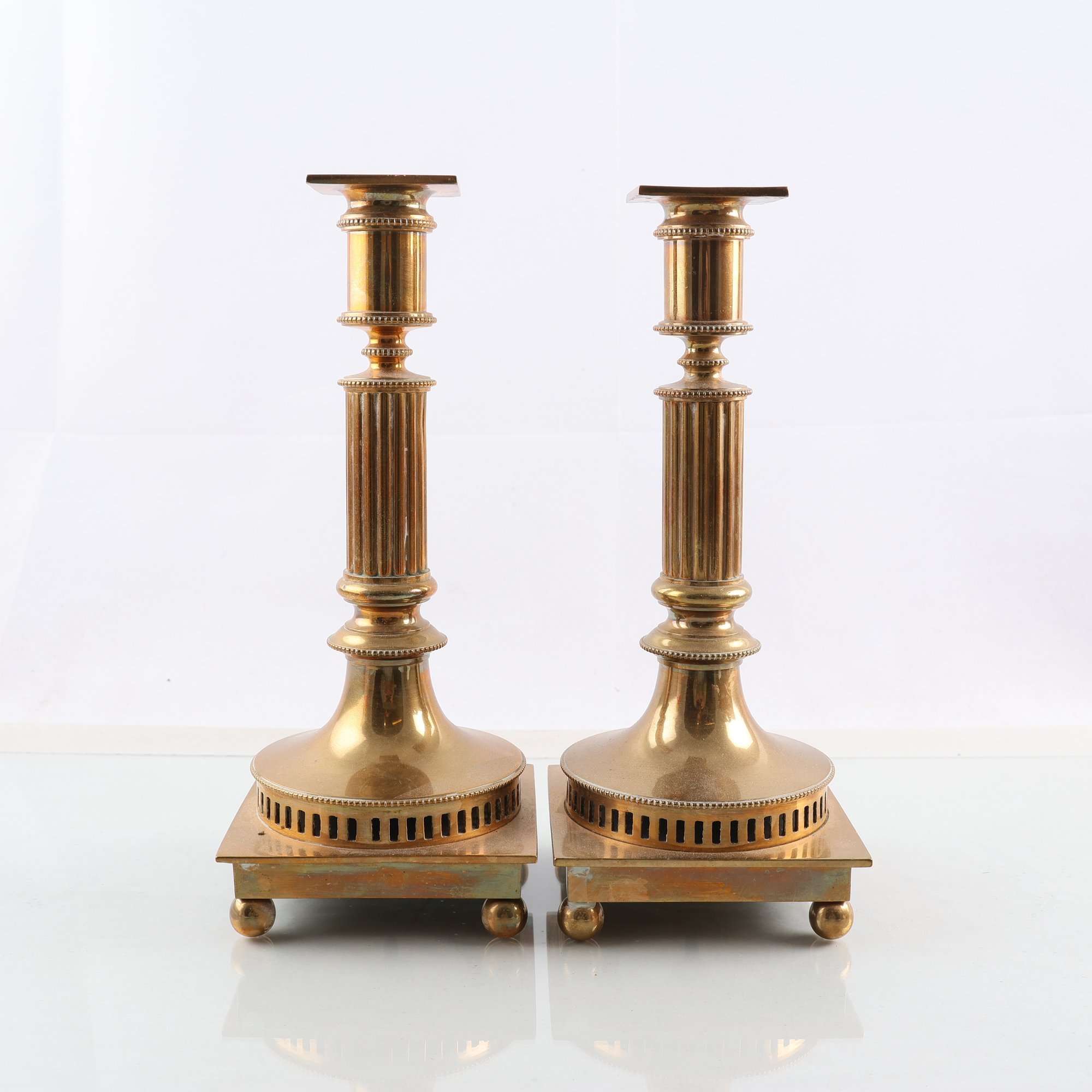 Paret ljusstakar, mässing, Gusums Bruk, nr 25, 1900-tal. Samfraktas ej.