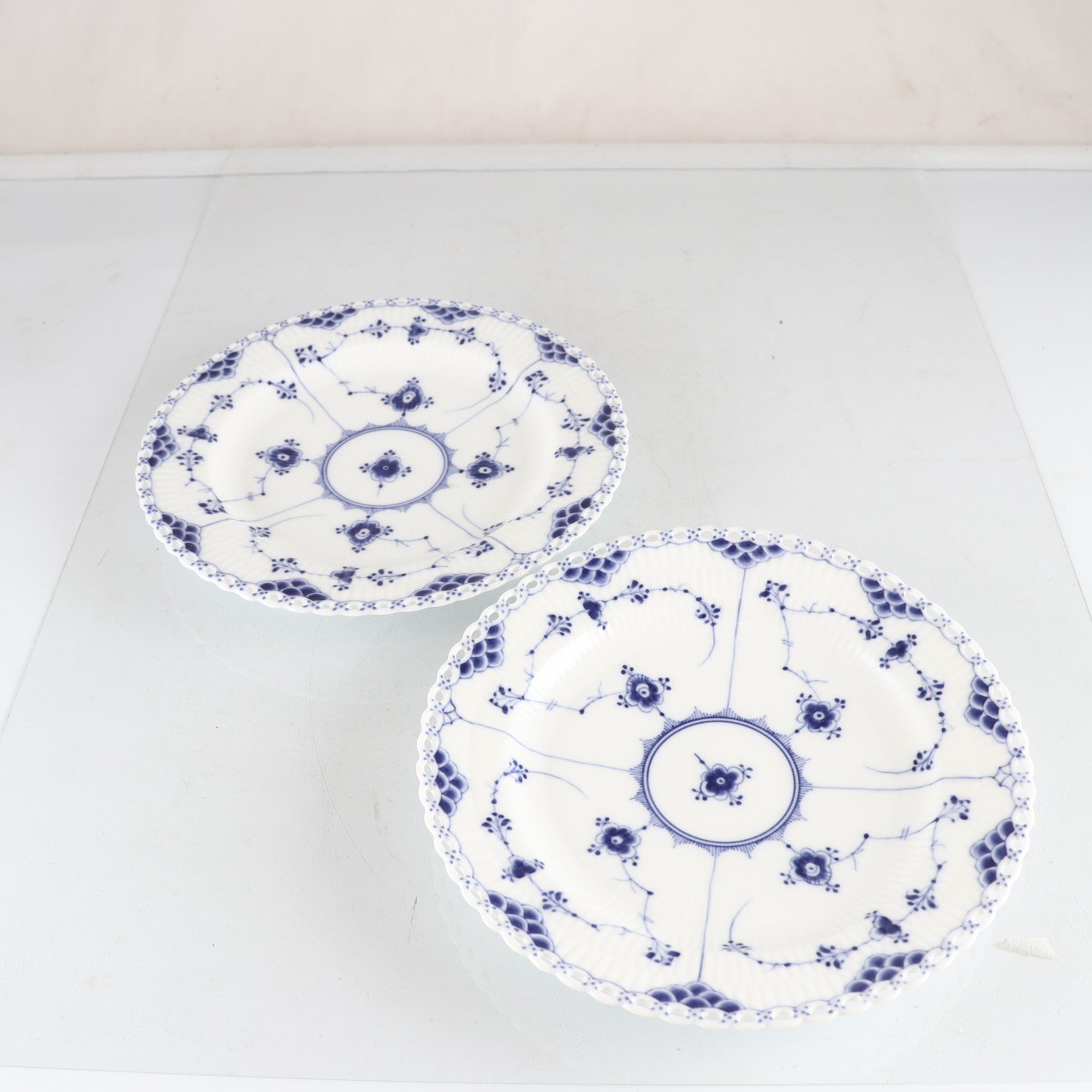 Tallrikar, Musselmalet, helblond, Royal Copenhagen, 2 st. Samfraktas ej.