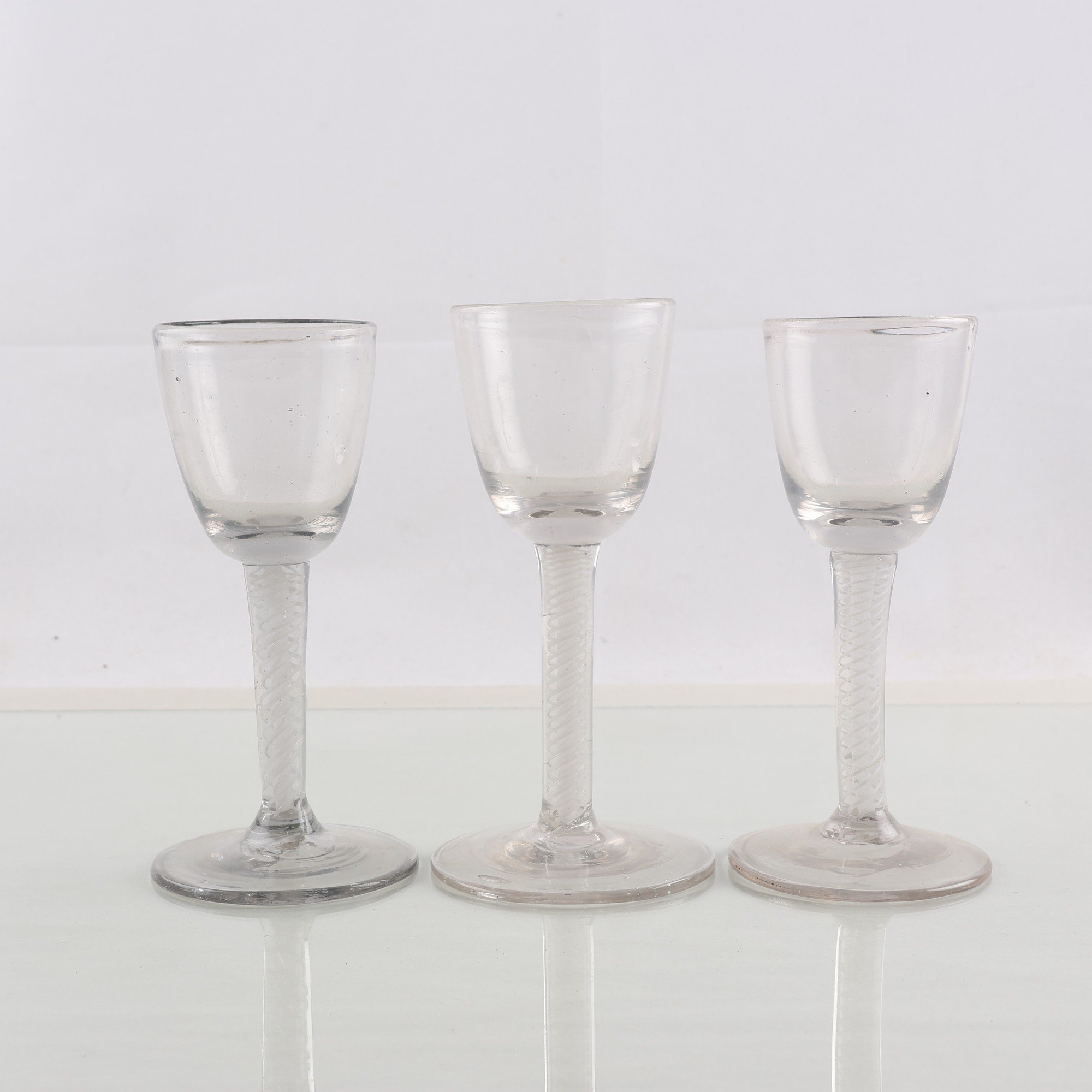 Glas, opaque twist ben, England, 1700-tal, 3 st