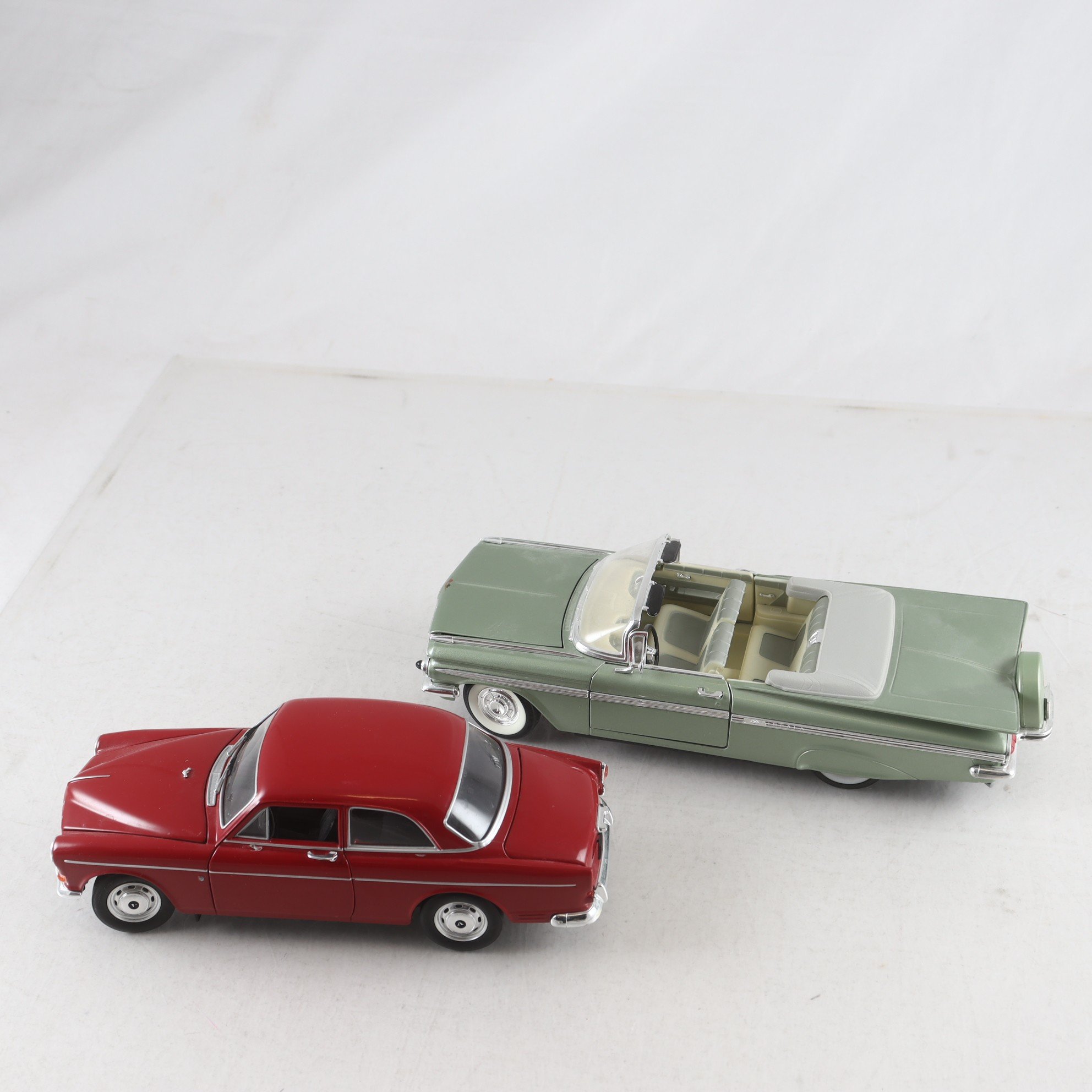 Bilar, chevrolet impala & volvo amazon, metall. Samfraktas ej.