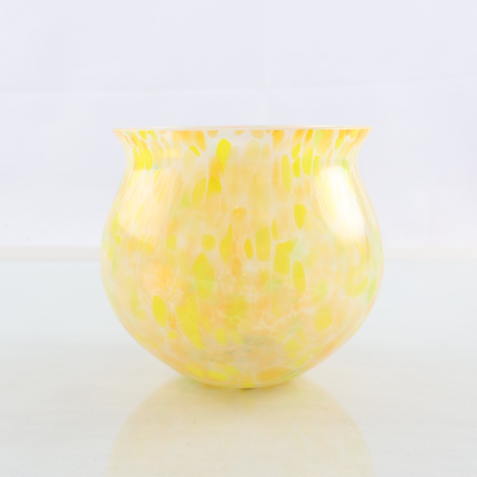 Vas, konstglas, etikettmärkt Catharina Åsélius-Lidbeck. Samfraktas ej.