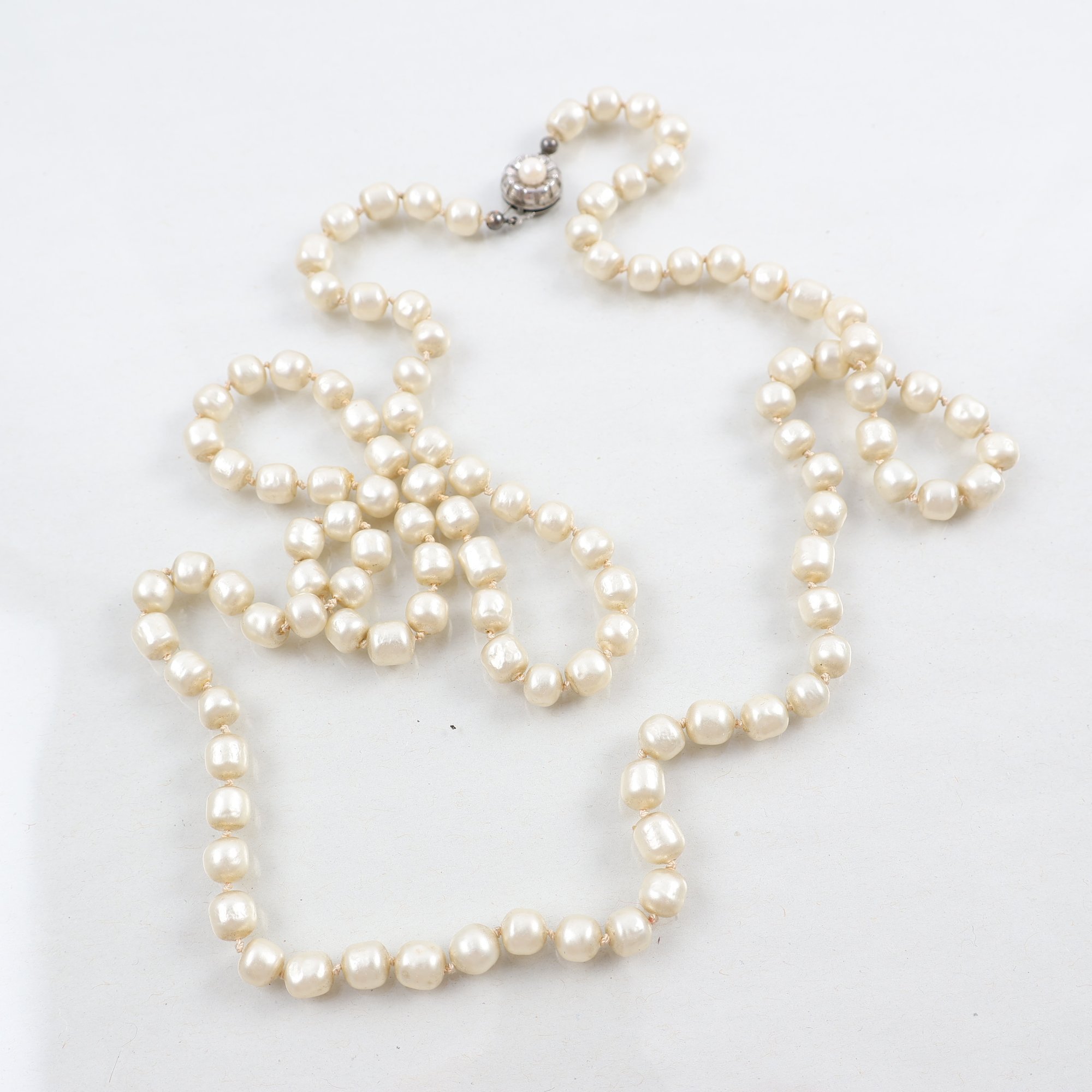 Pärlhalsband, odlade pärlor, silverlås, brv: 57g