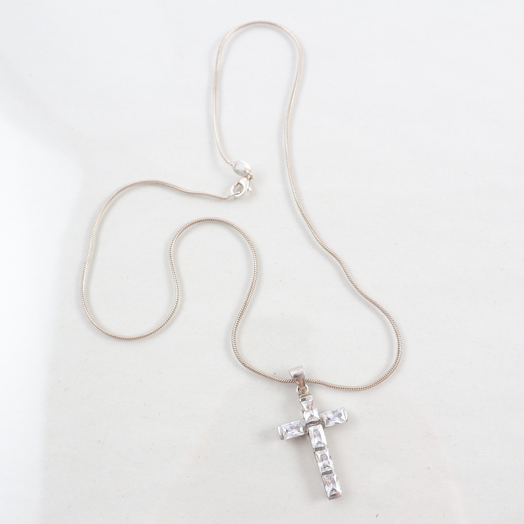 Halsband & kors, glas, brv: 9g