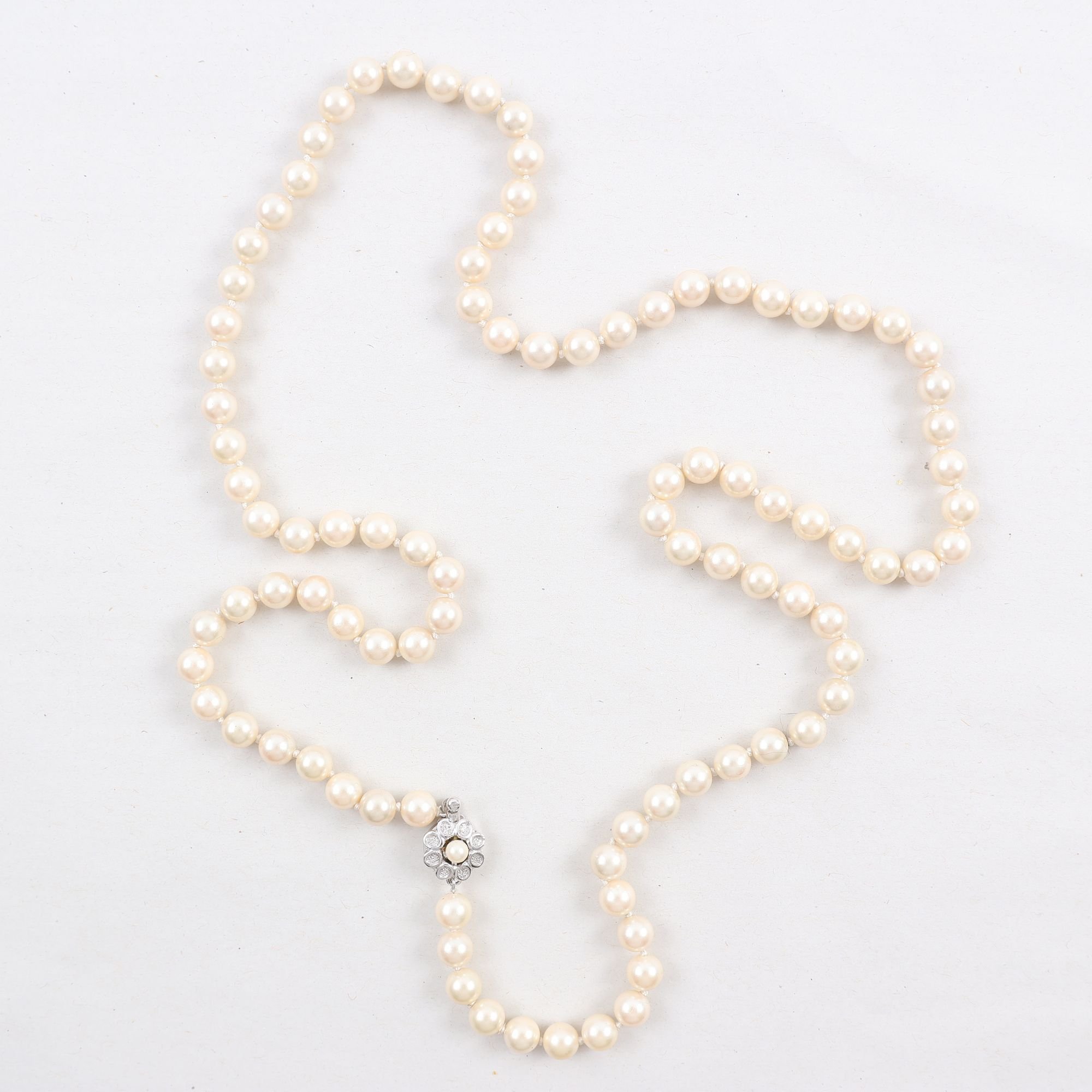 Pärlhalsband med silverlås, syntetiska pärlor