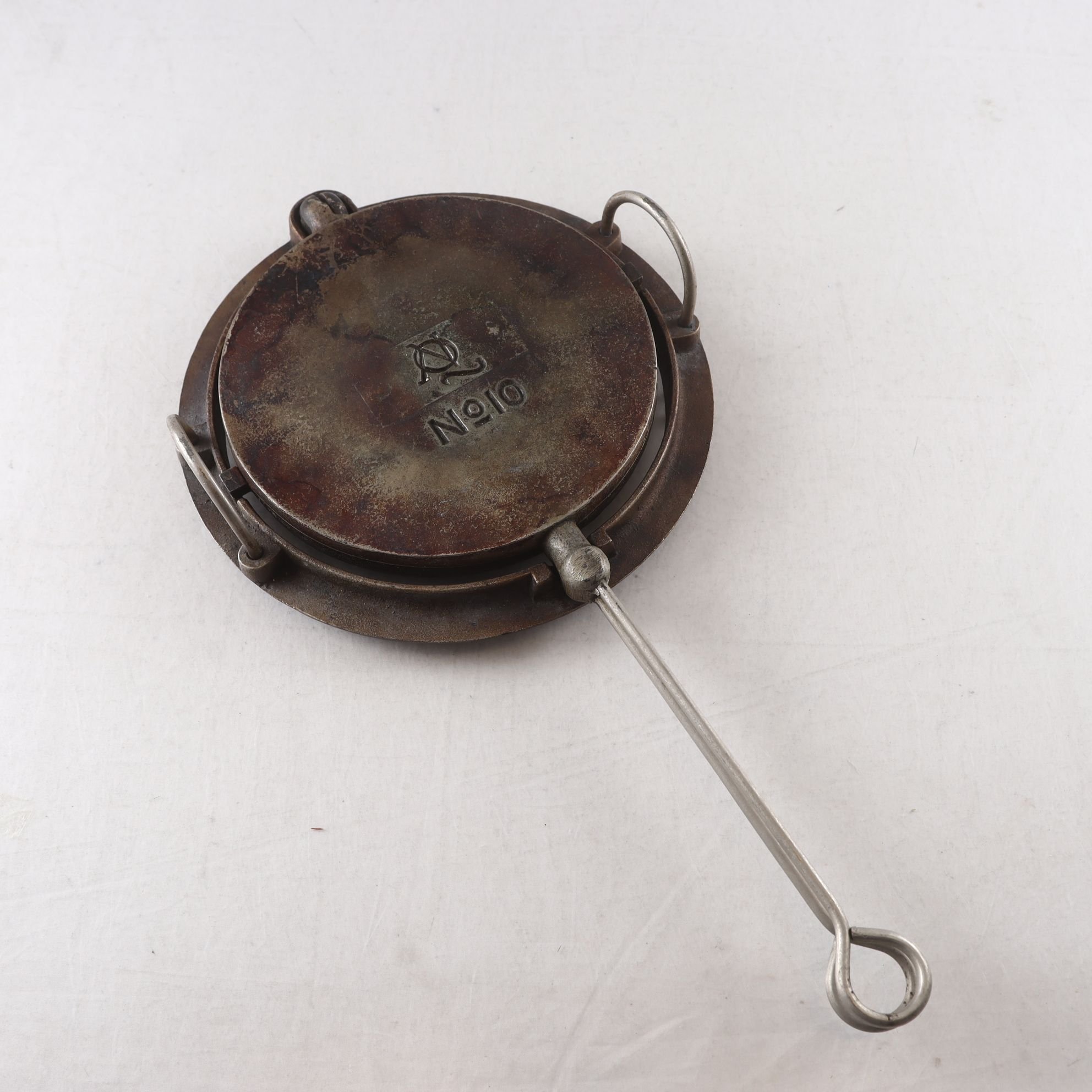 Våffeljärn, gjutjärn. Samfraktas ej.