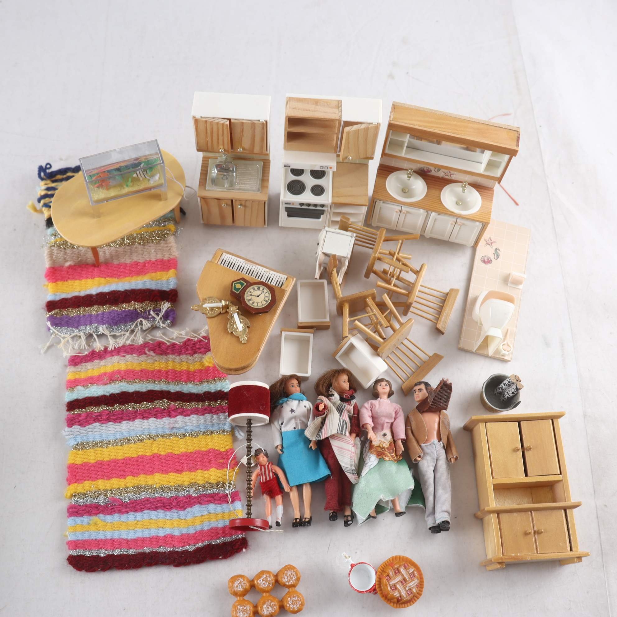 Dockskåpsmöbler, Lundby mfl. blandat. Endast avhämtning.