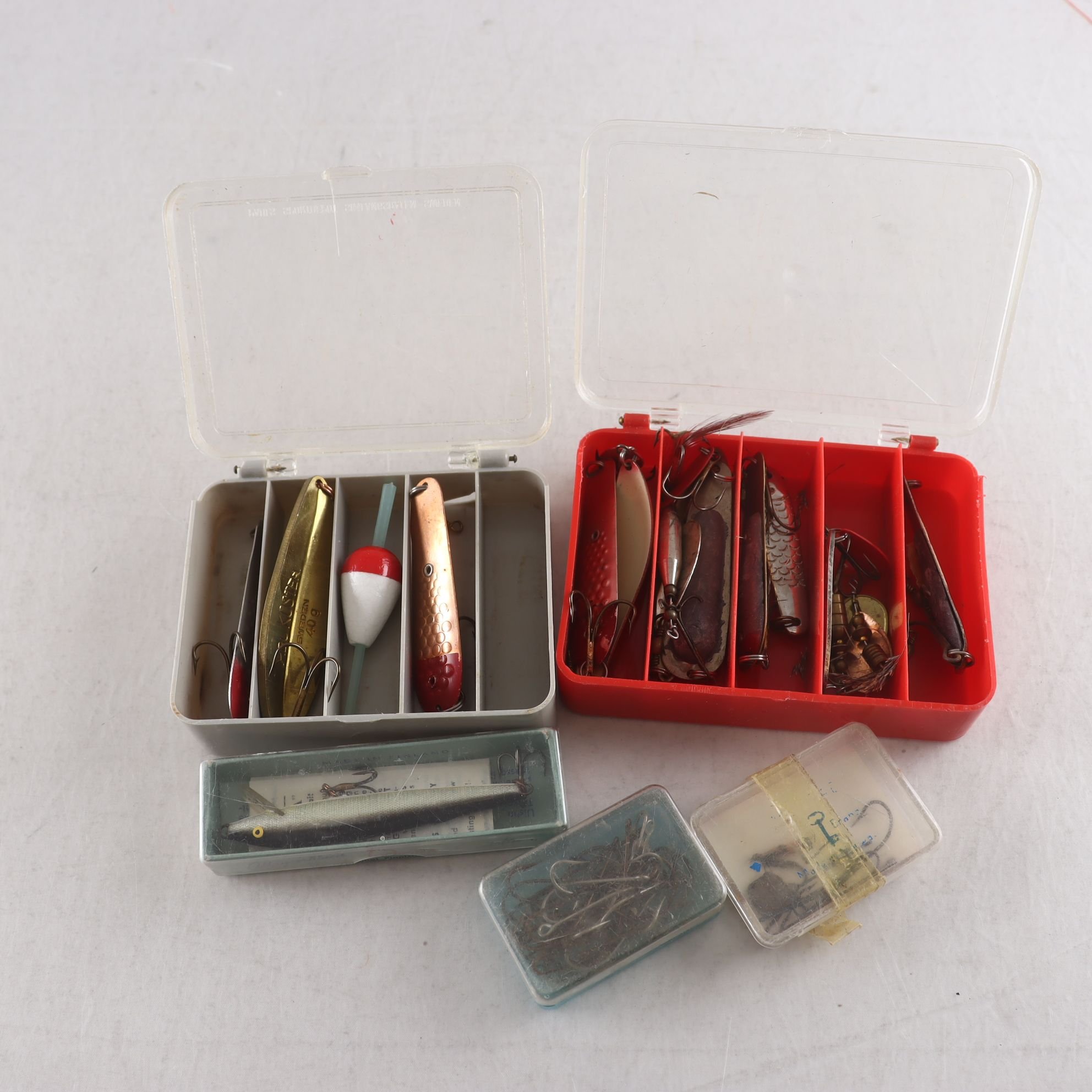 Fiskedrag och krokar, bl.a ABU Koster & Rapala.