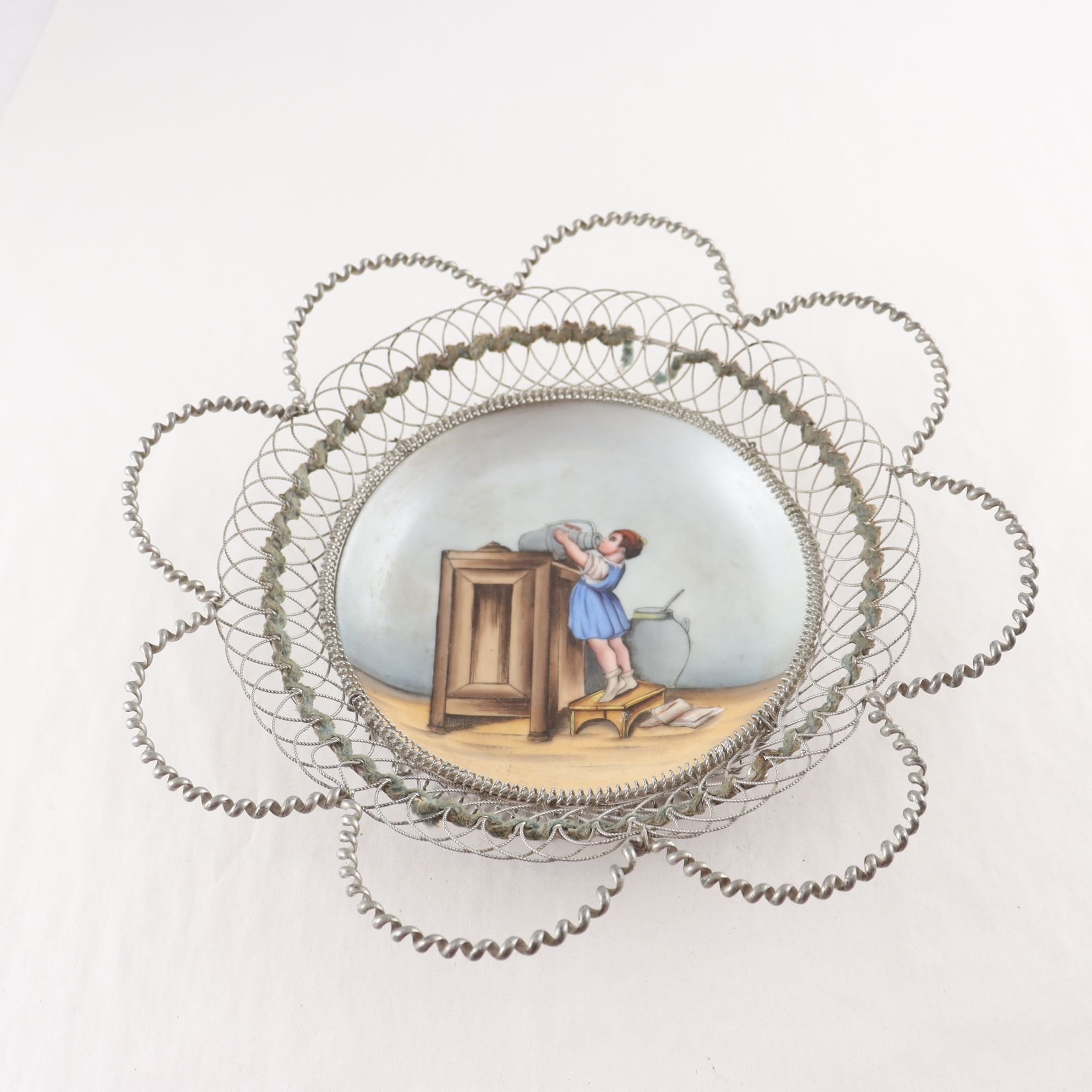 Skål, porslin, handmålat motiv, ram av metalltråd, 1800-tal. Samfraktas ej