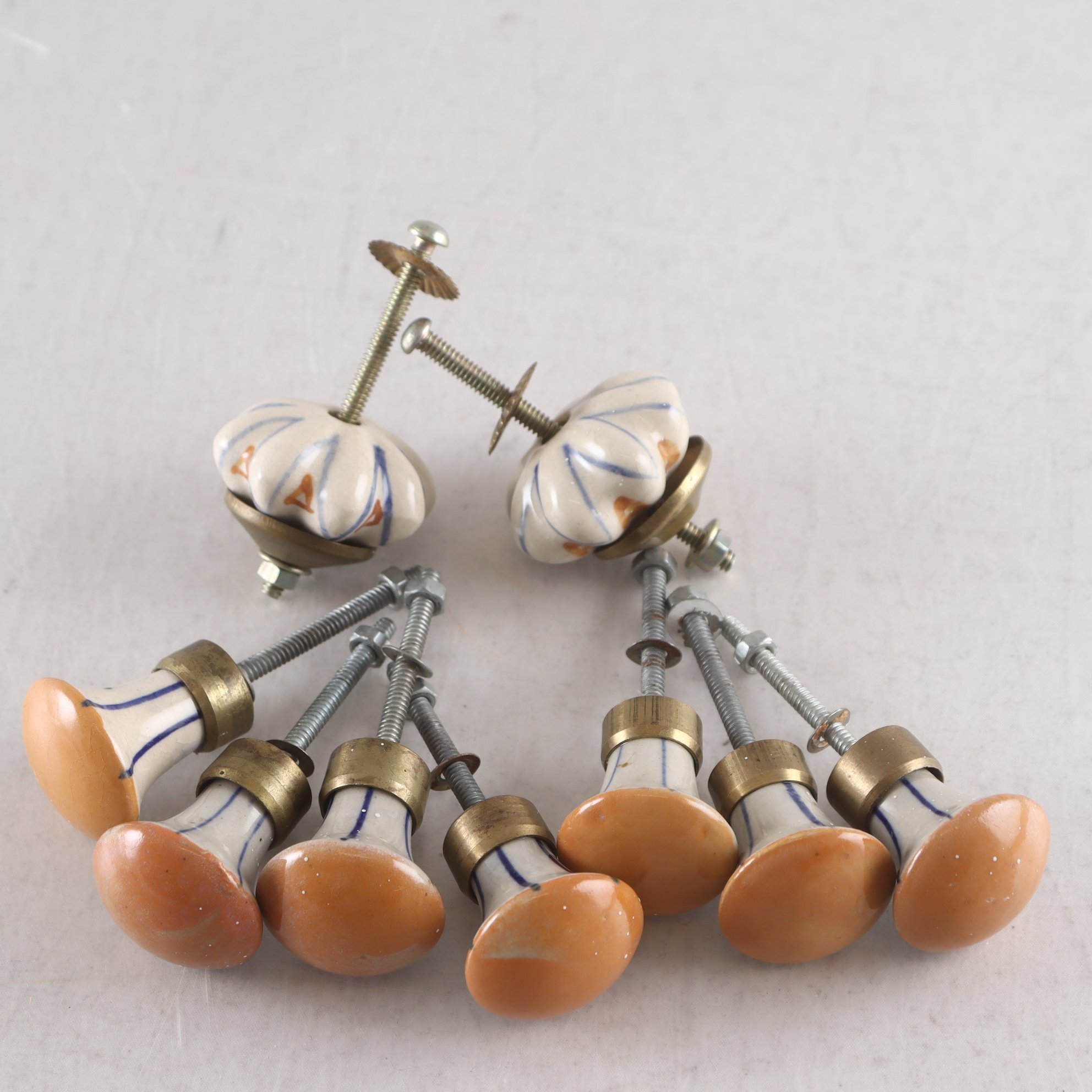 Knoppar, keramik och mässing, 9 st.