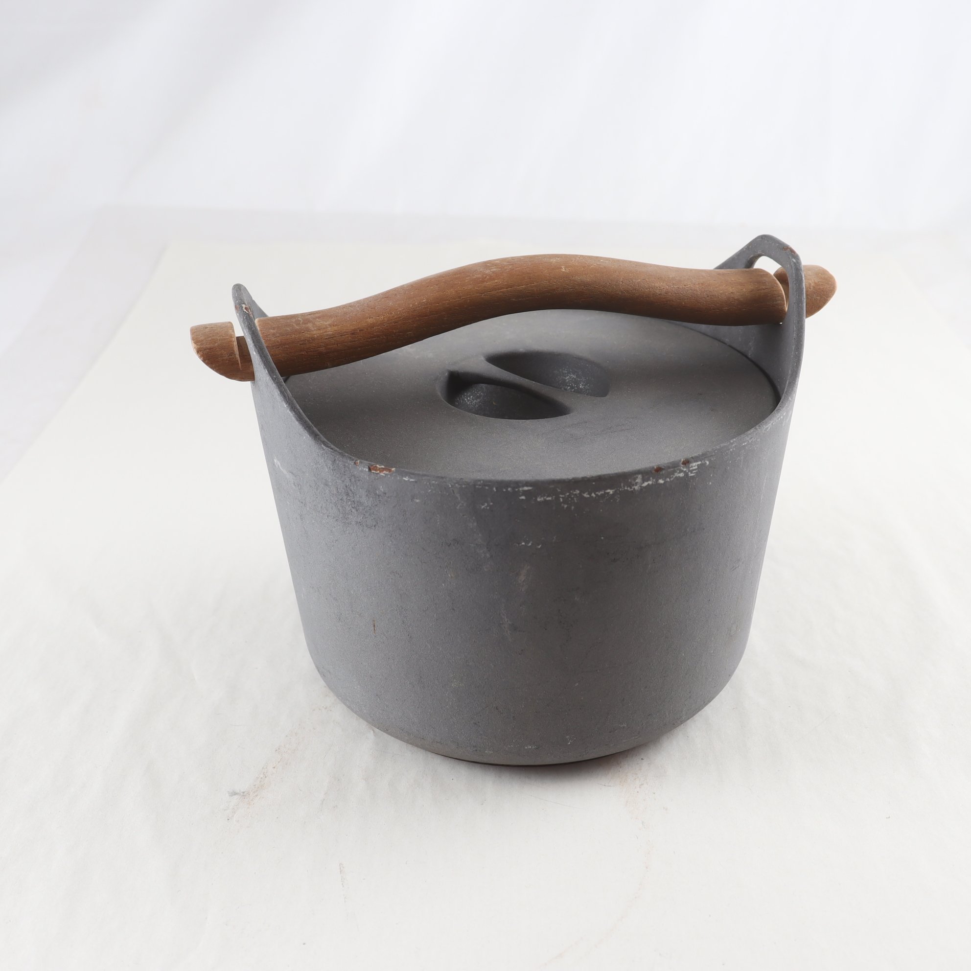 Gjutjärnsgryta, trähandtag, Timo Sarpaneva, Rosenlew. Samfraktas ej