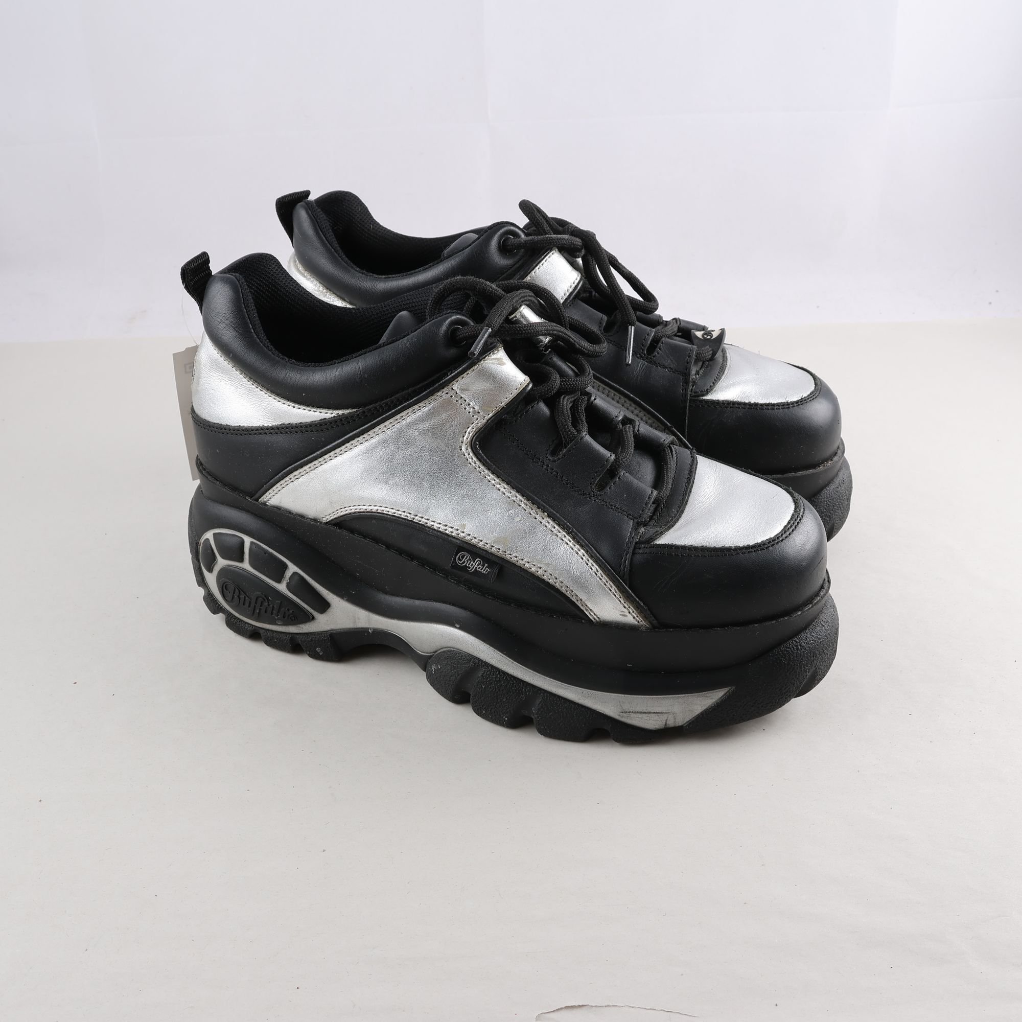 Skor, Buffalo, stl. 42