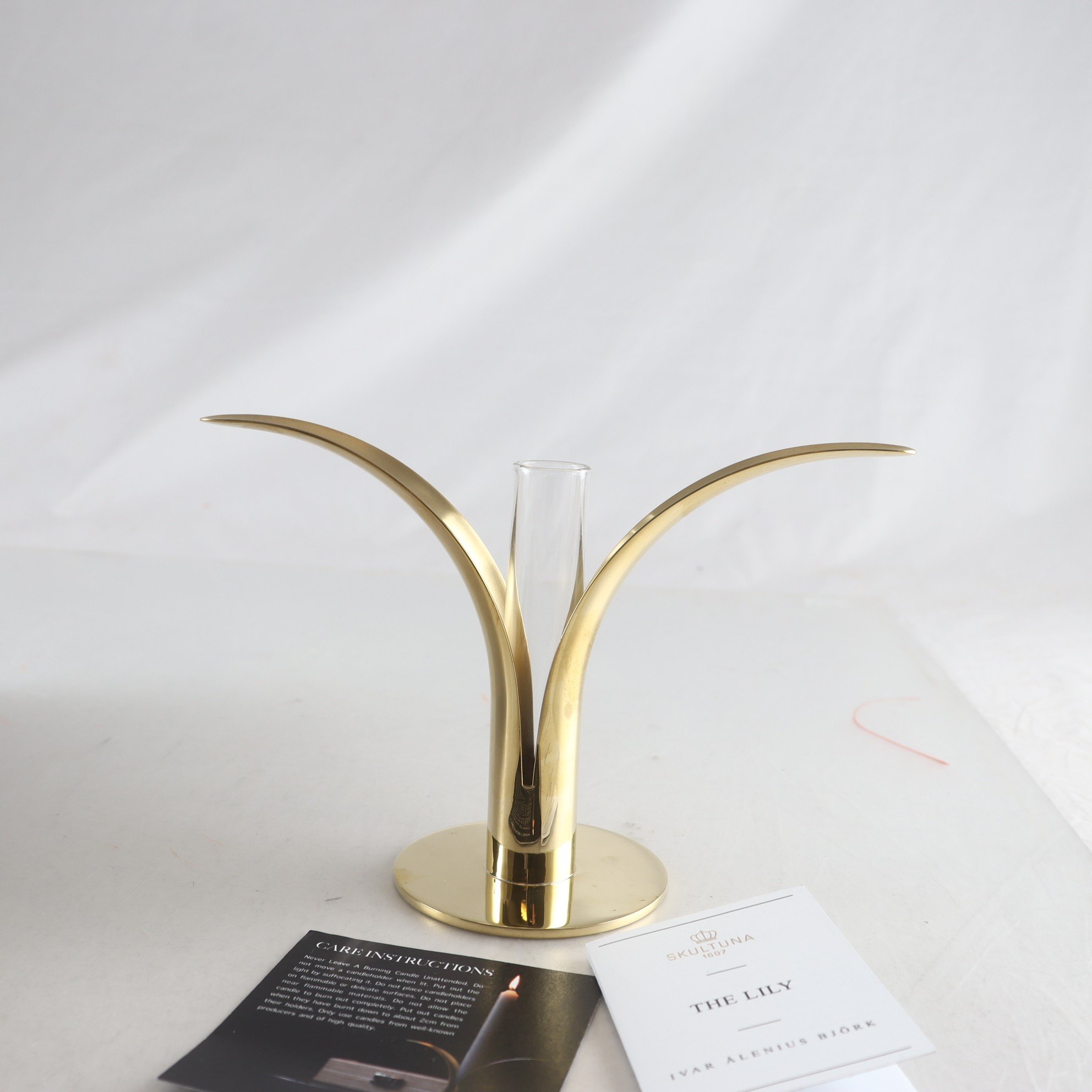 Ljusstake, Skultuna, ”The Lily”, samt vasinsats, mässing, glas. Samfraktas ej.