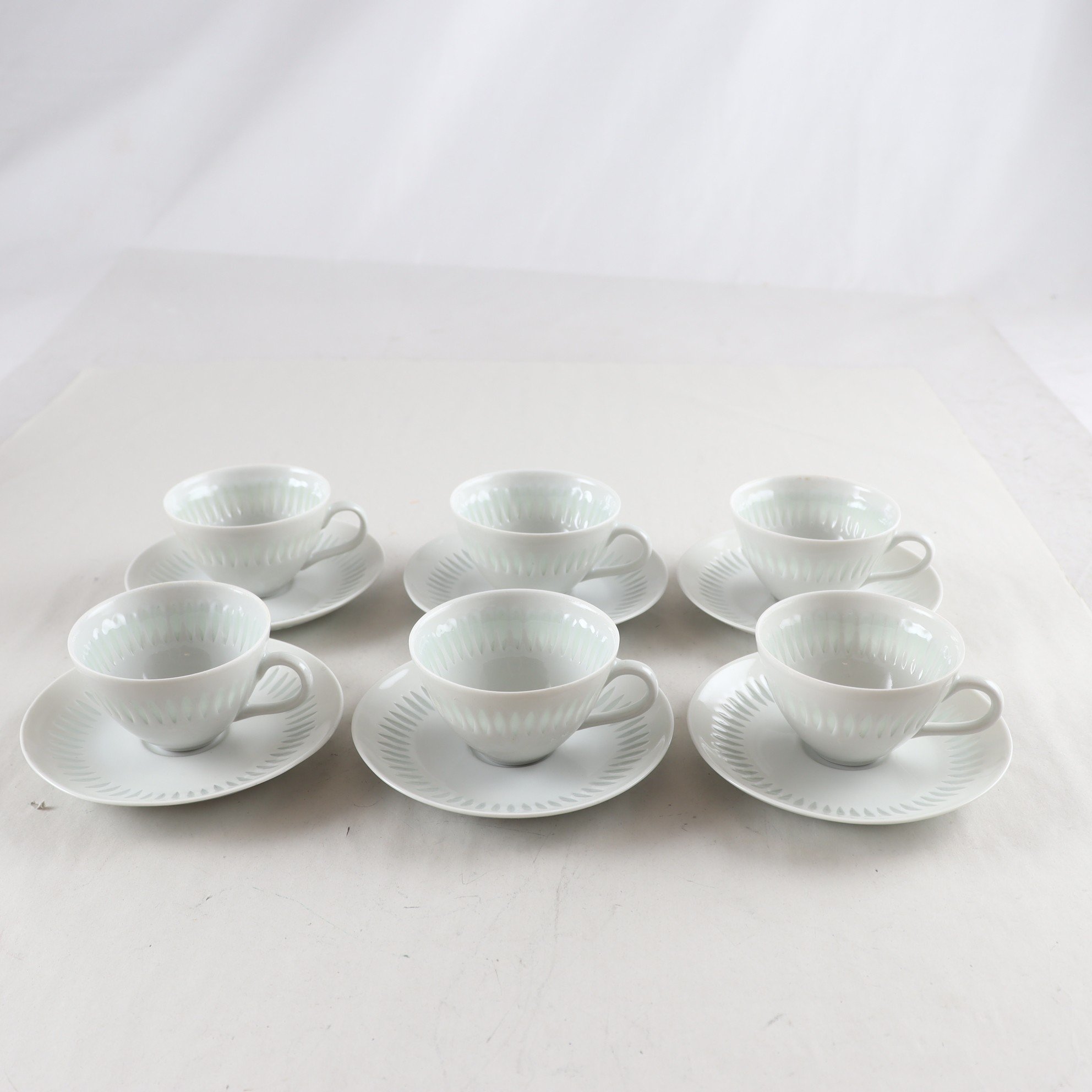 Moccakoppar med fat, risporslin, Friedl Holzer-Kjellberg, Arabia. Samfraktas ej