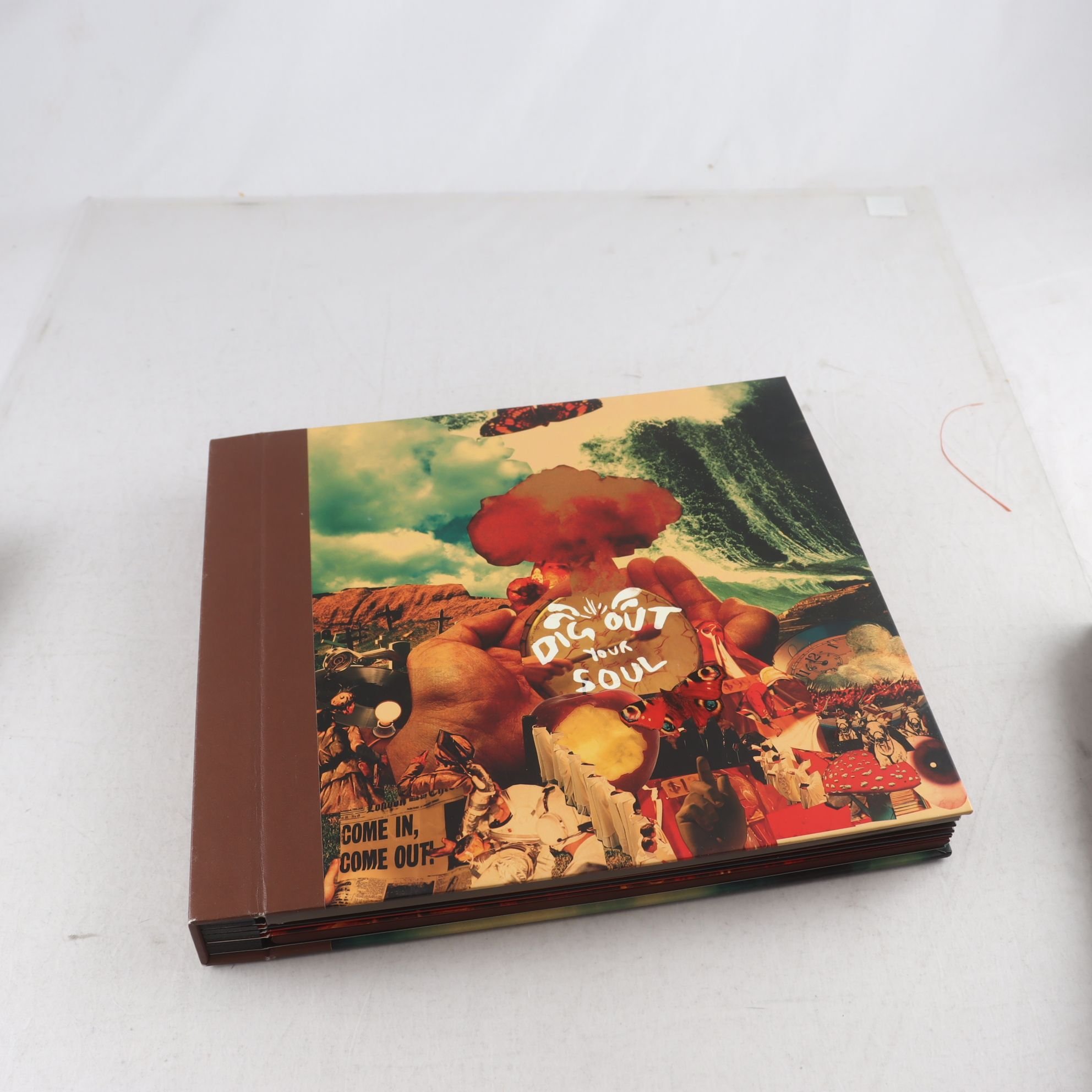 LP+CD+DVD Oasis, Dig Out Your Soul. Samfraktas ej.