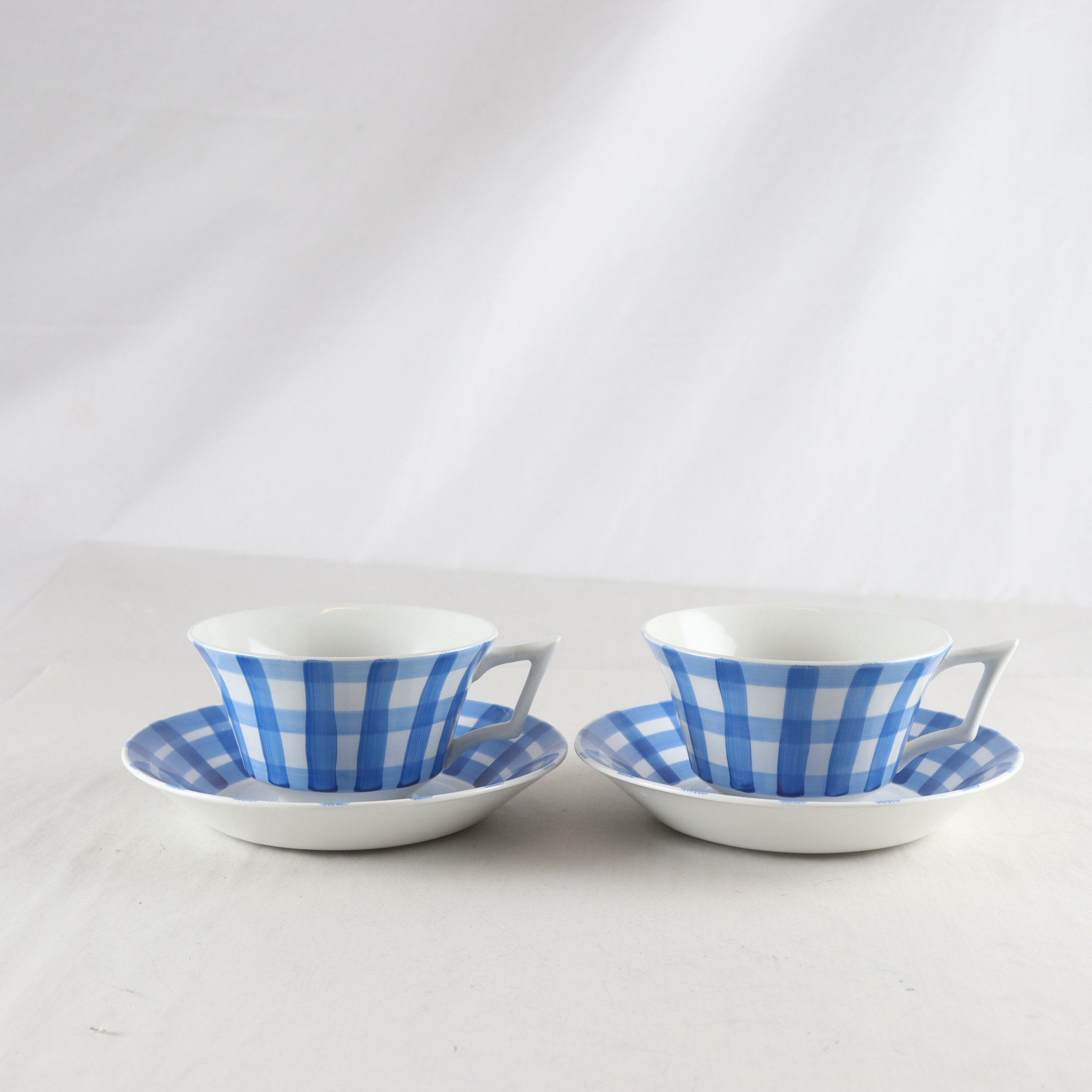 Tekoppar på fat, handmålade, Gustavsberg, 2 st. Samfraktas ej.