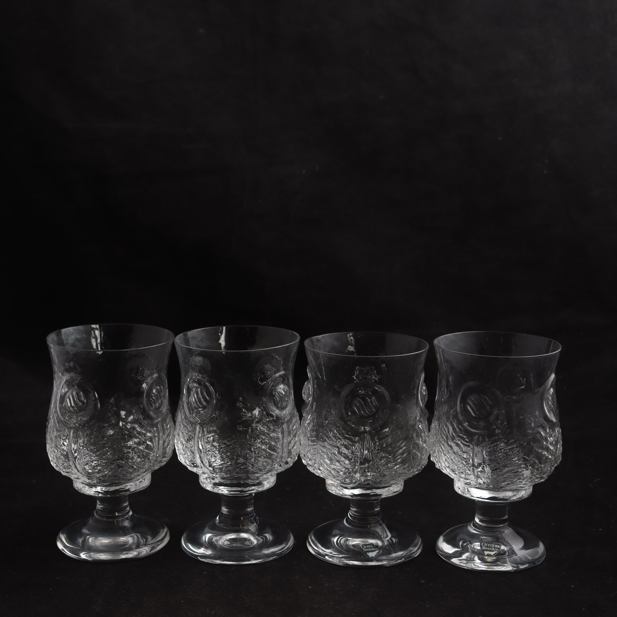 Glas på fot, Orrefors, ’Påfågel’ Lars Hellsten, 4 st