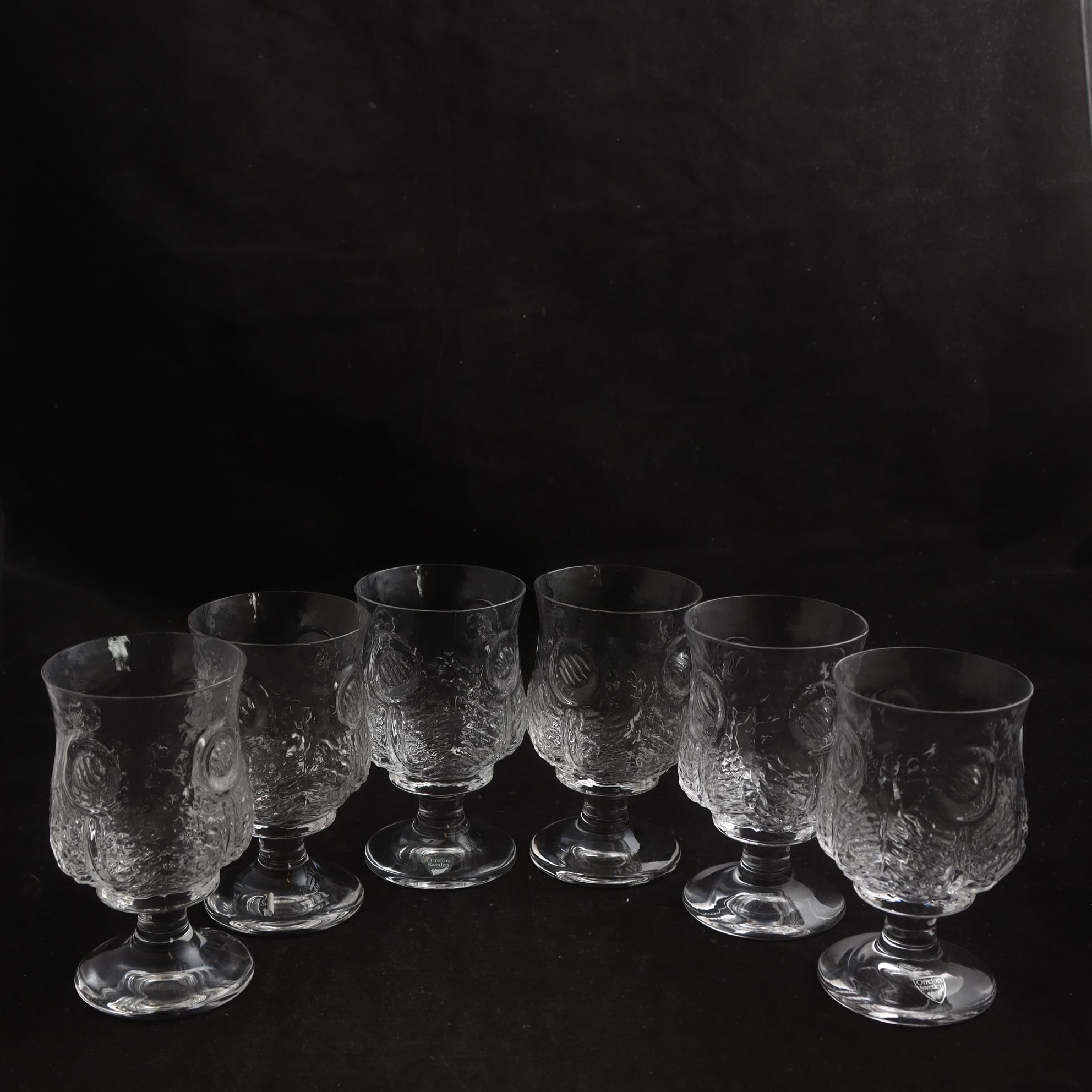 Glas på fot, Orrefors, ’Påfågel’ Lars Hellsten, 6 st. Samfraktas ej.