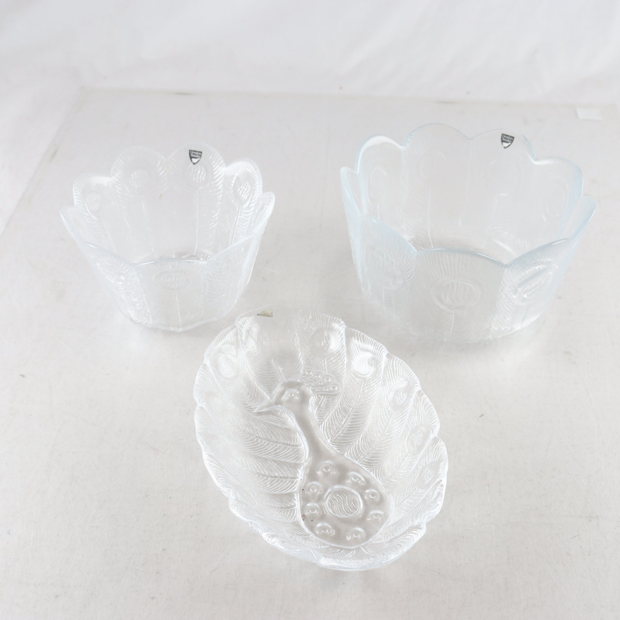 Skålar och fat, Orrefors, ’Påfågel’ Lars Hellsten. Endast avhämtning.