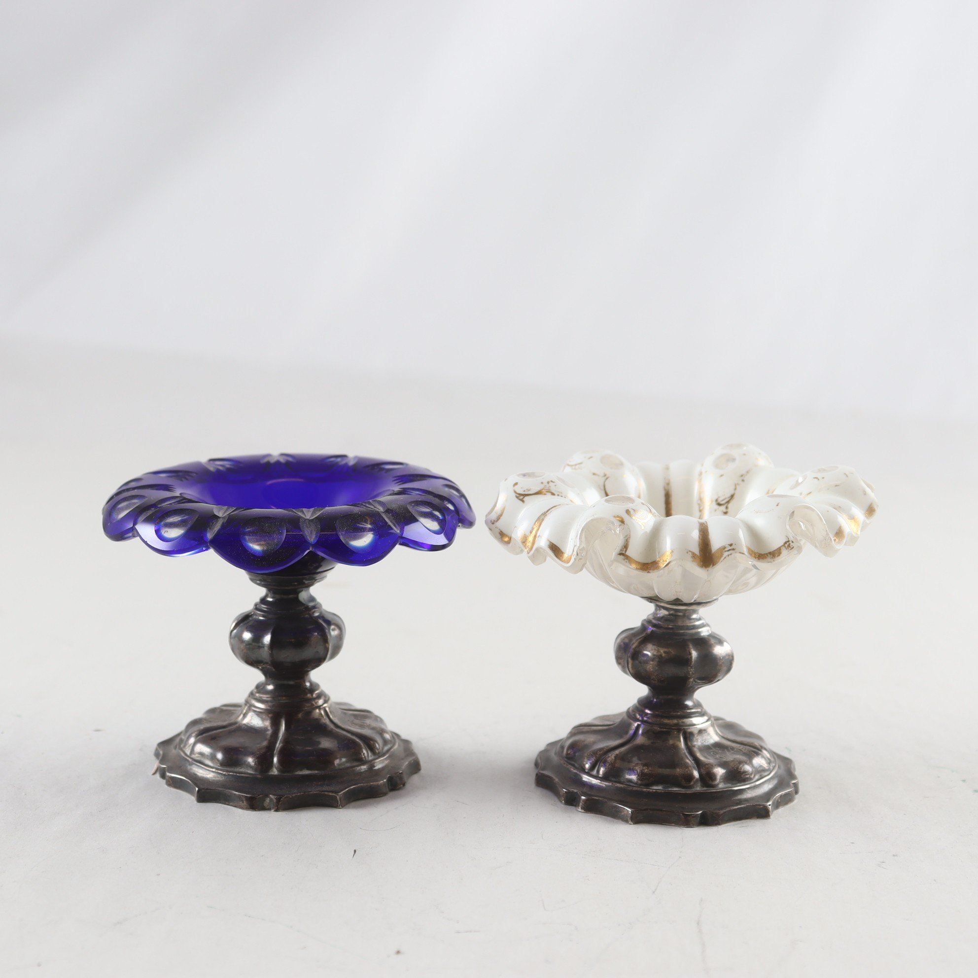 Paret saltkar, glas, slipad dekor, fot i silver, Böhmisk design