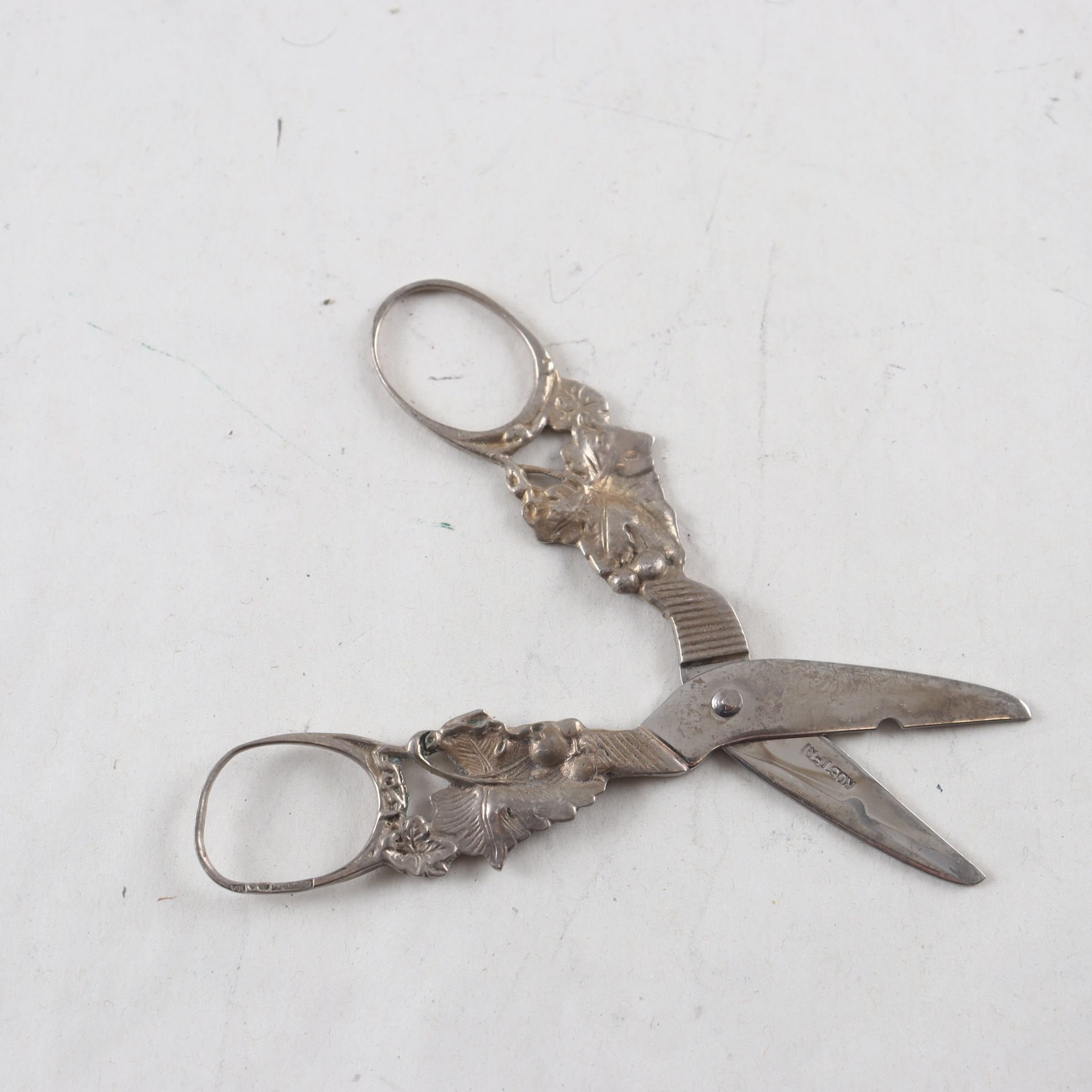 Druvsax, blad i stål, skaft i silver, GEWE, Malmö, 1963