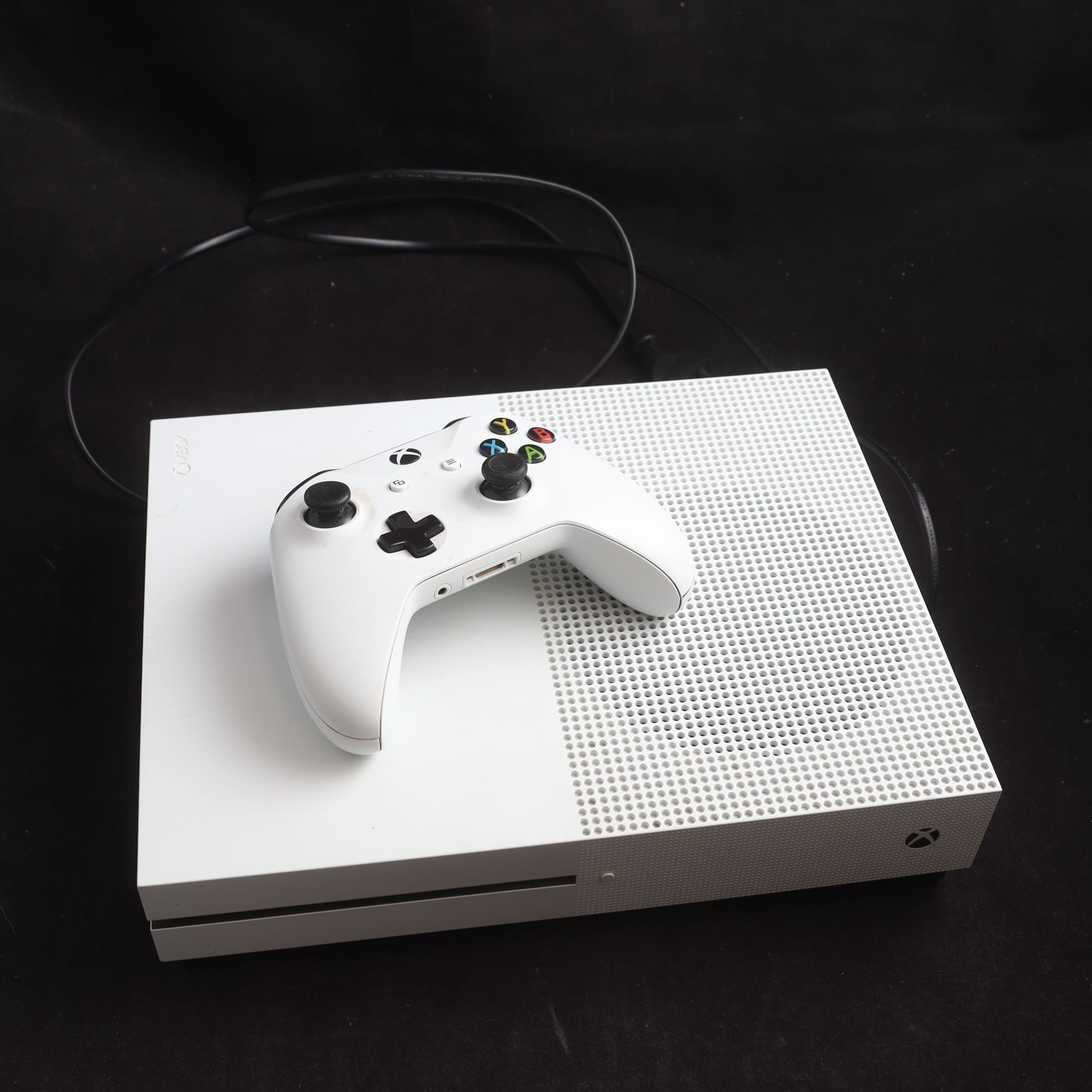 Microsoft X-box one S. Samfraktas ej.