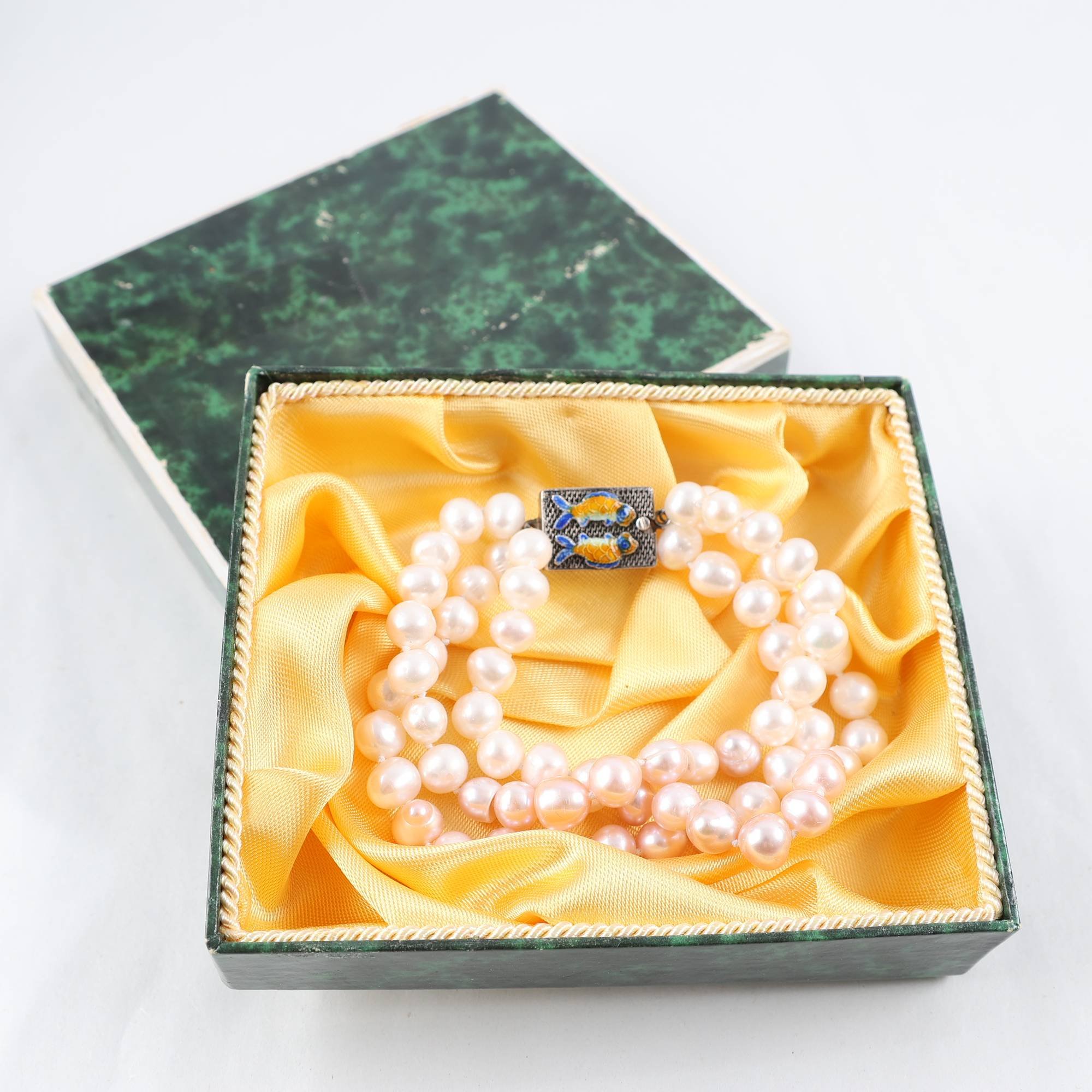 Armband, sötvattenspärlor, silver 925, treradigt, fiskar