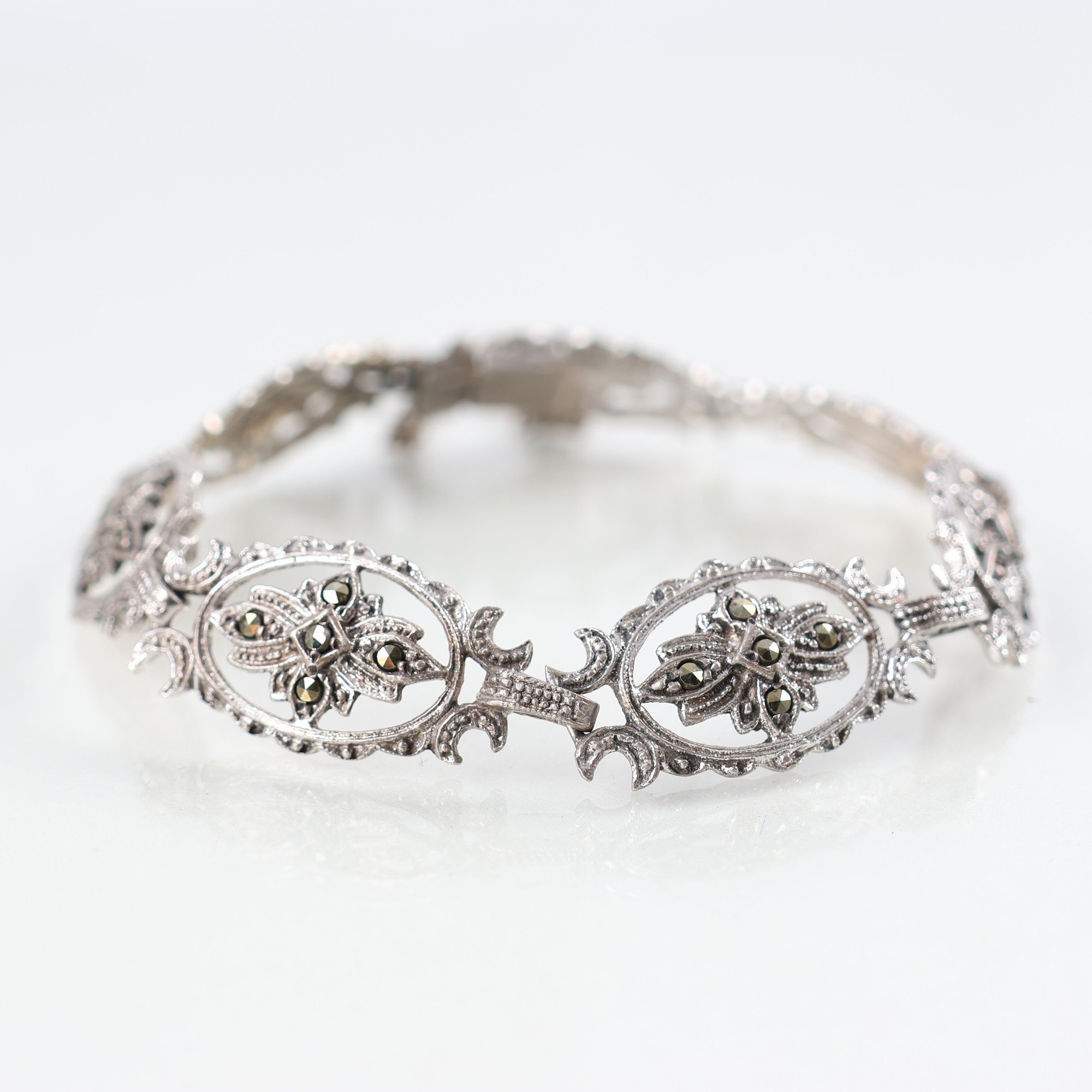 Armband, silver, markasiter, brv: 13g