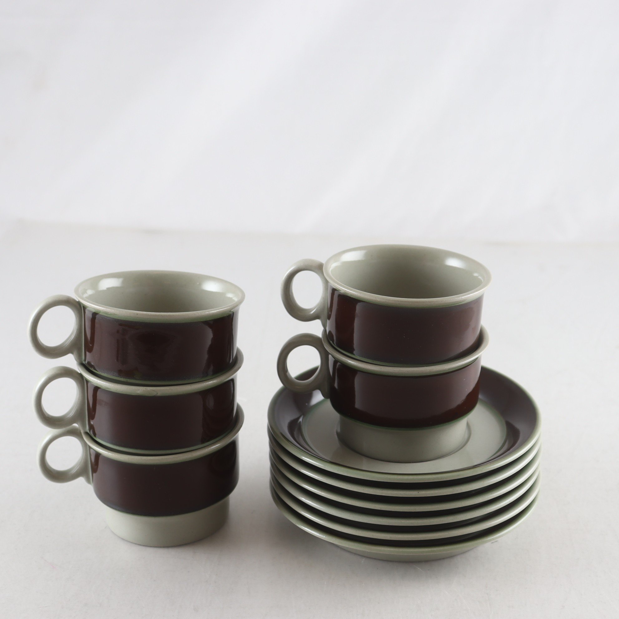 Tekopp på fat, Höganäs, ”Agat”, Hertha Bengtsson, stengods. Samfraktas ej.