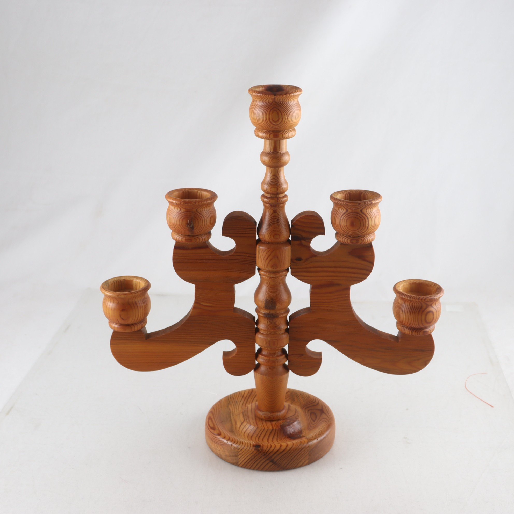 Ljusstake, Furu, Smålandsslöjd, Stig Johnsson. Samfraktas ej.