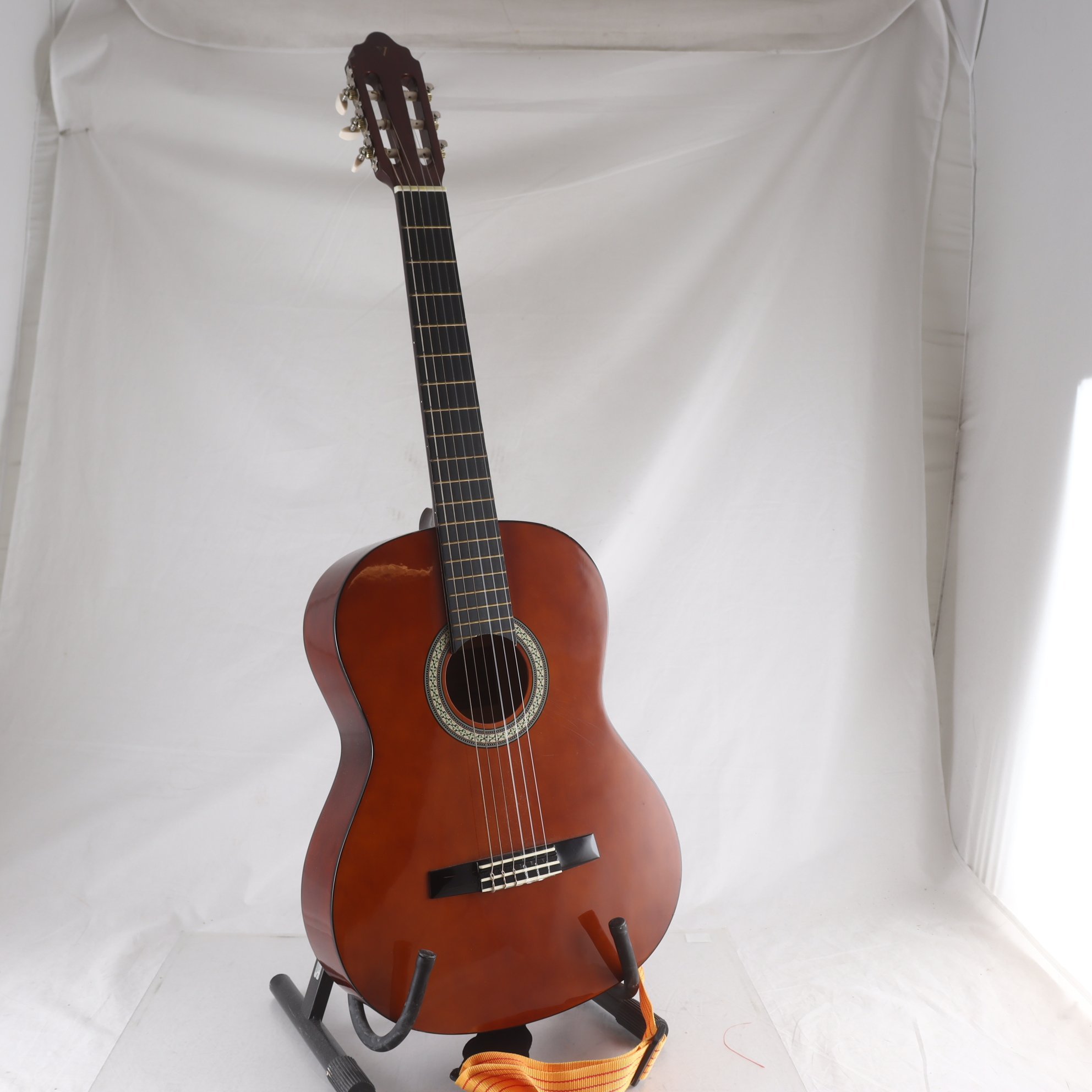 Akustisk gitarr, Valencia. Endast avhämtning.