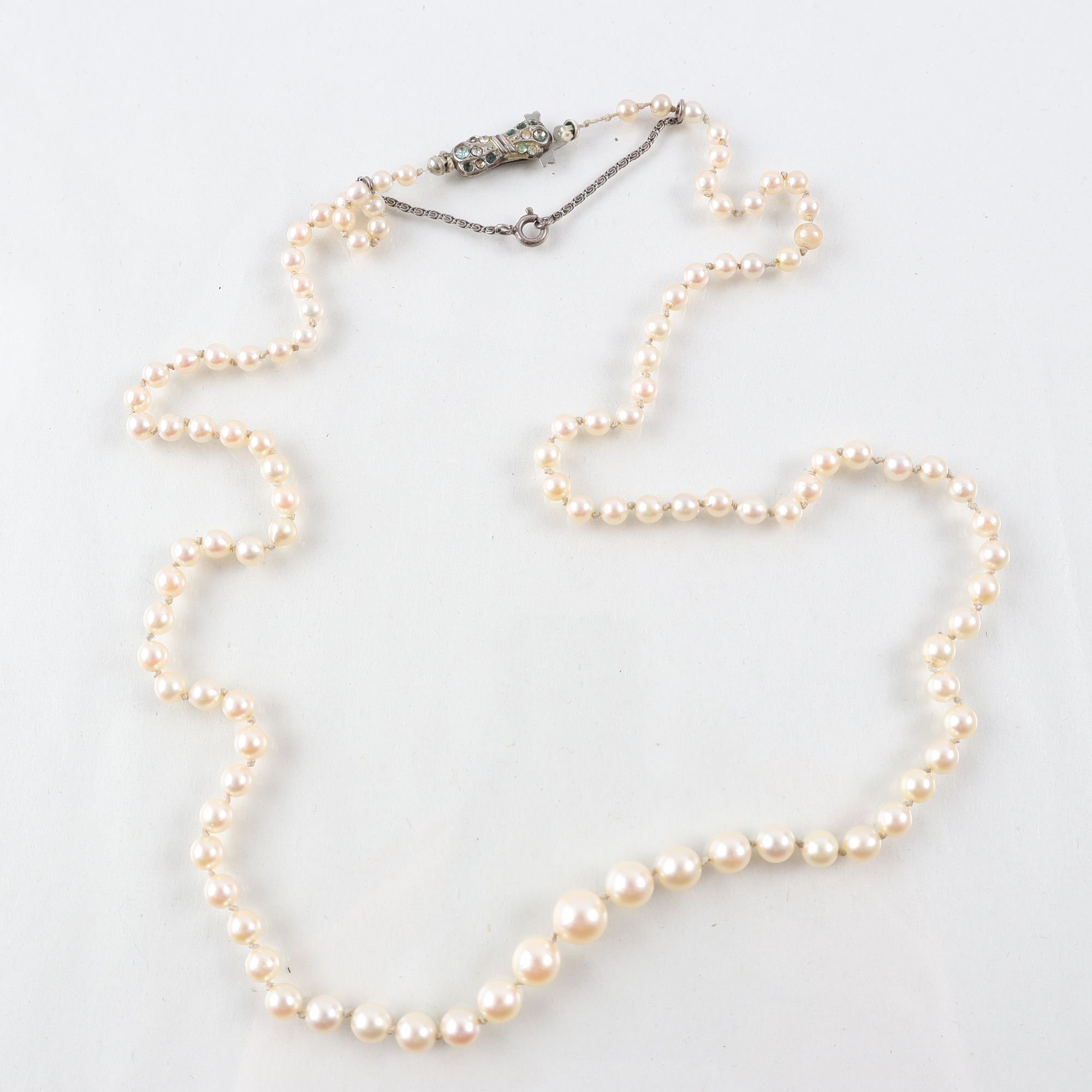 Pärlhalsband med silverlås, vintage.