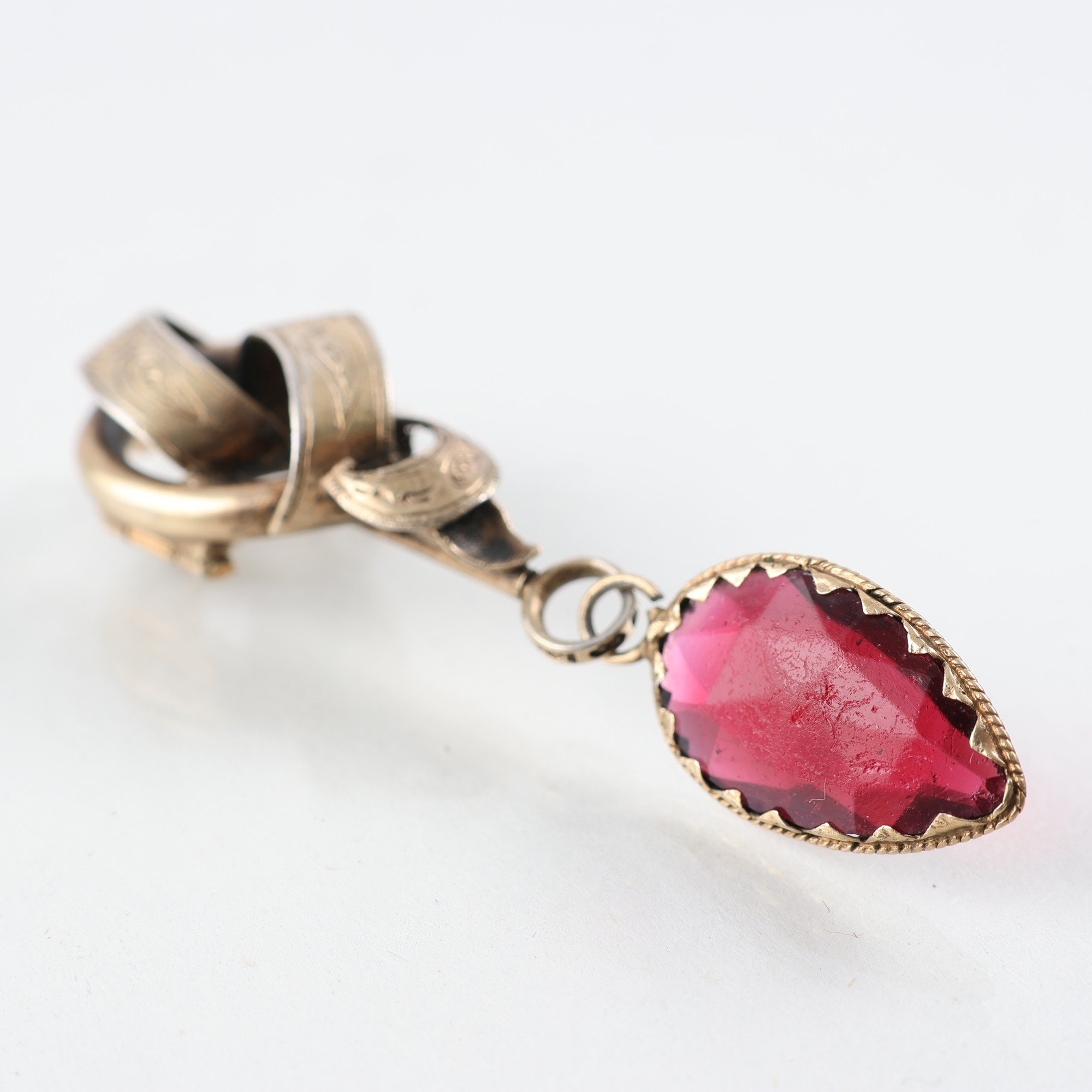 Brosch/Hänge med klepp, stämplad kattfot K9