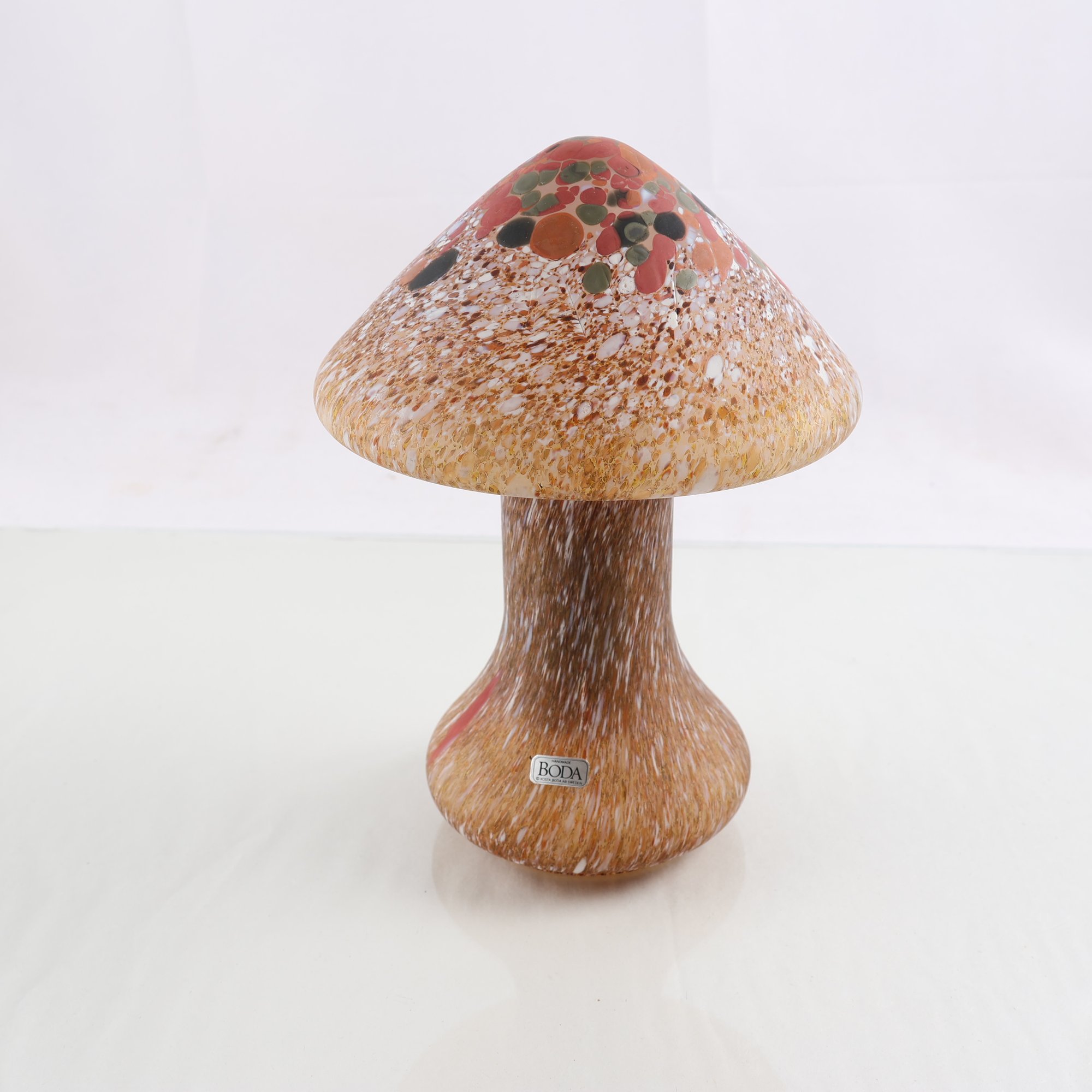 Svamplampa, Kosta Boda, ”Vaxskivling” Monica Backström. Samfraktas ej