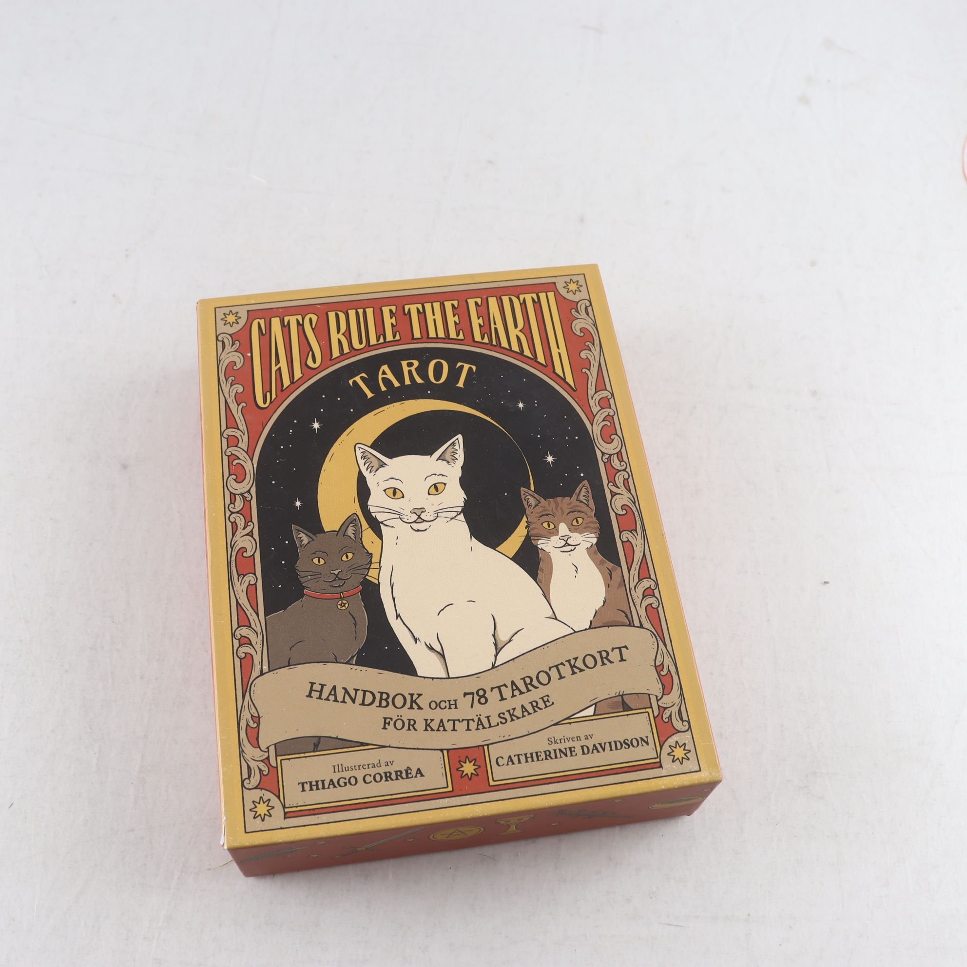 Tarotkort, Cats rule the earth,med handbok.