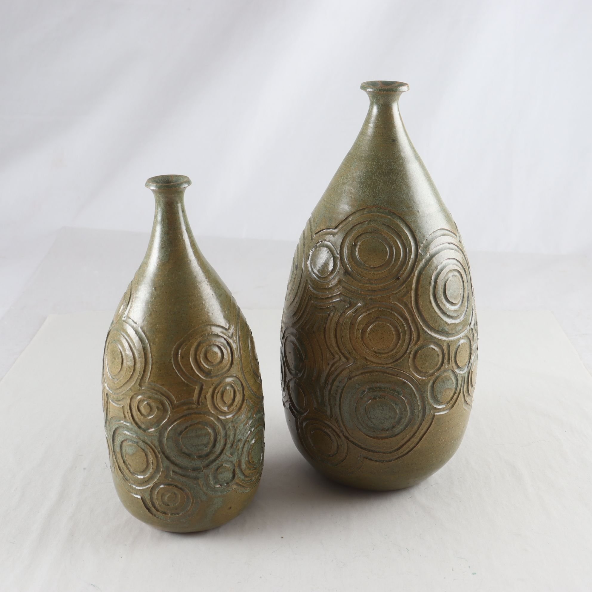 Vaser, stengods, reliefdekor, sign. Samfraktas ej