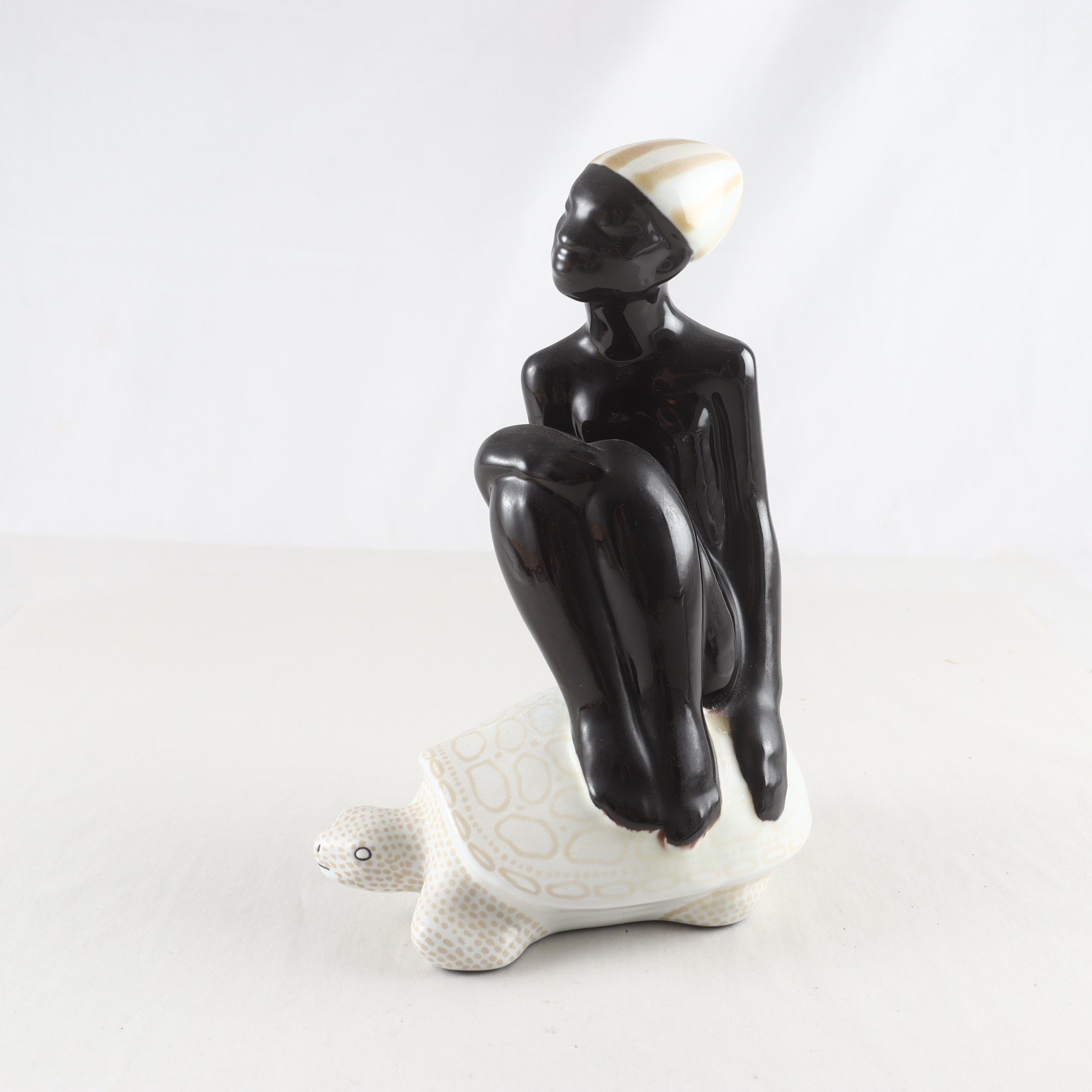 Figurin, Människa på sköldpadda, Mari Simmulson, Upsala Ekeby. Samfraktas ej